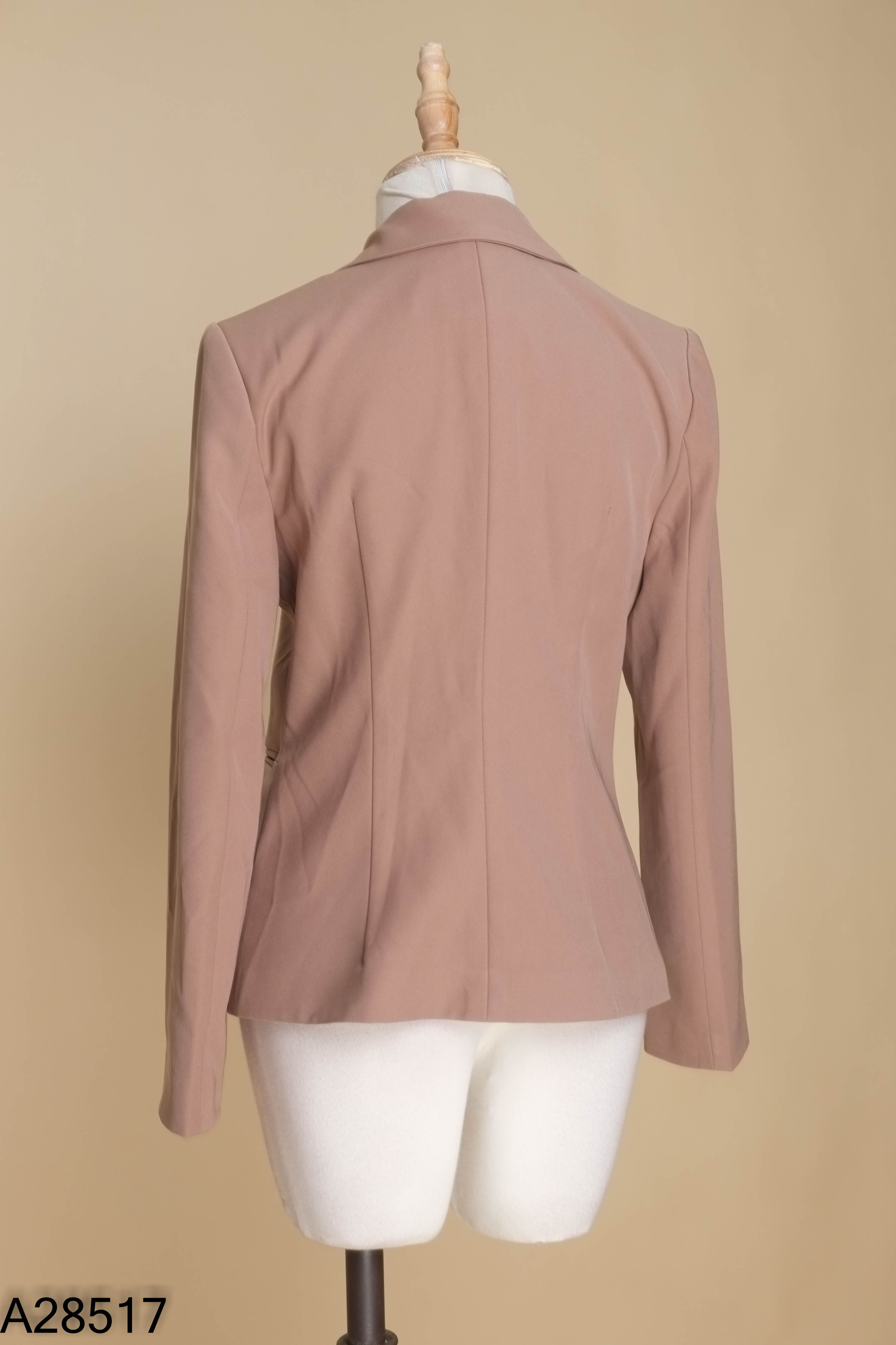 Áo khoác vest nâu thêu chữ