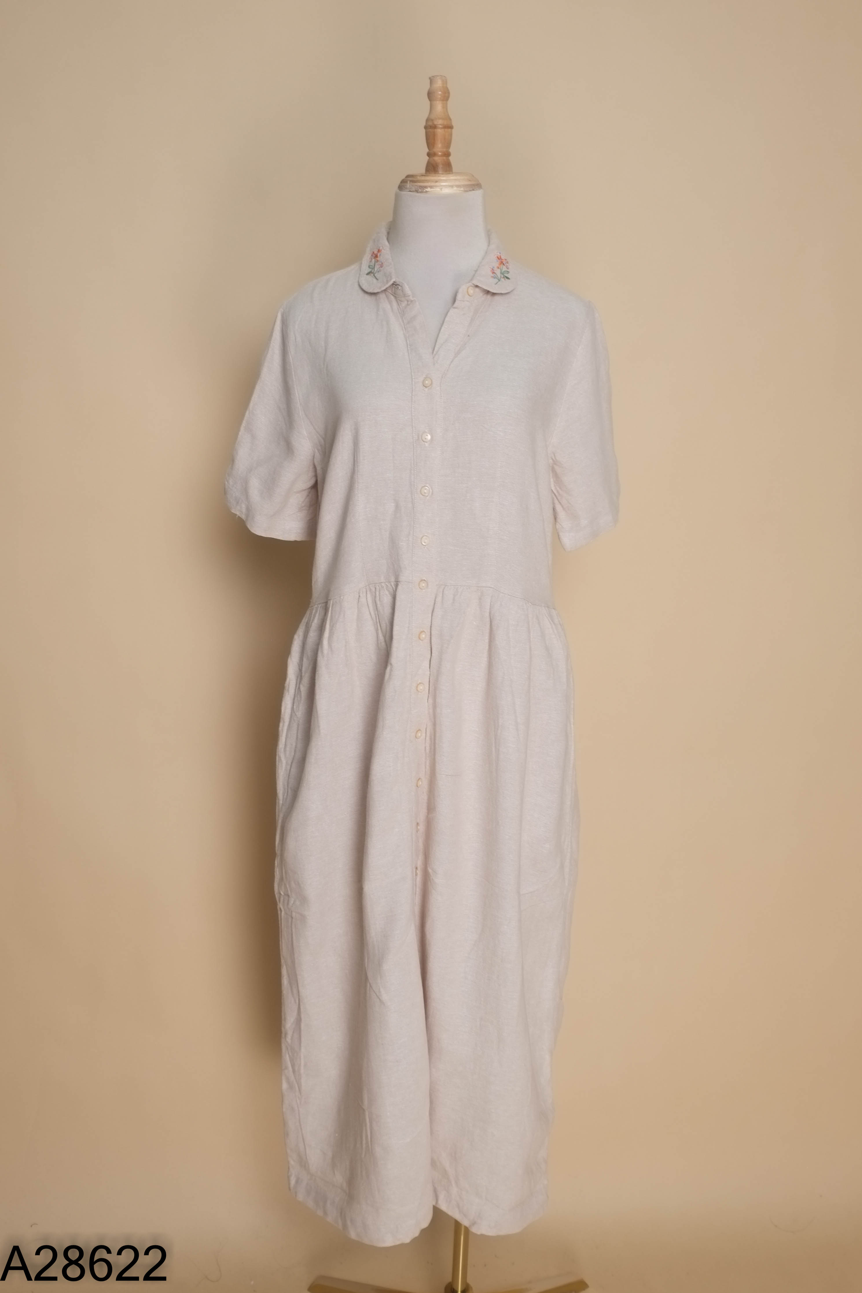 Váy linen be cổ thêu hoa