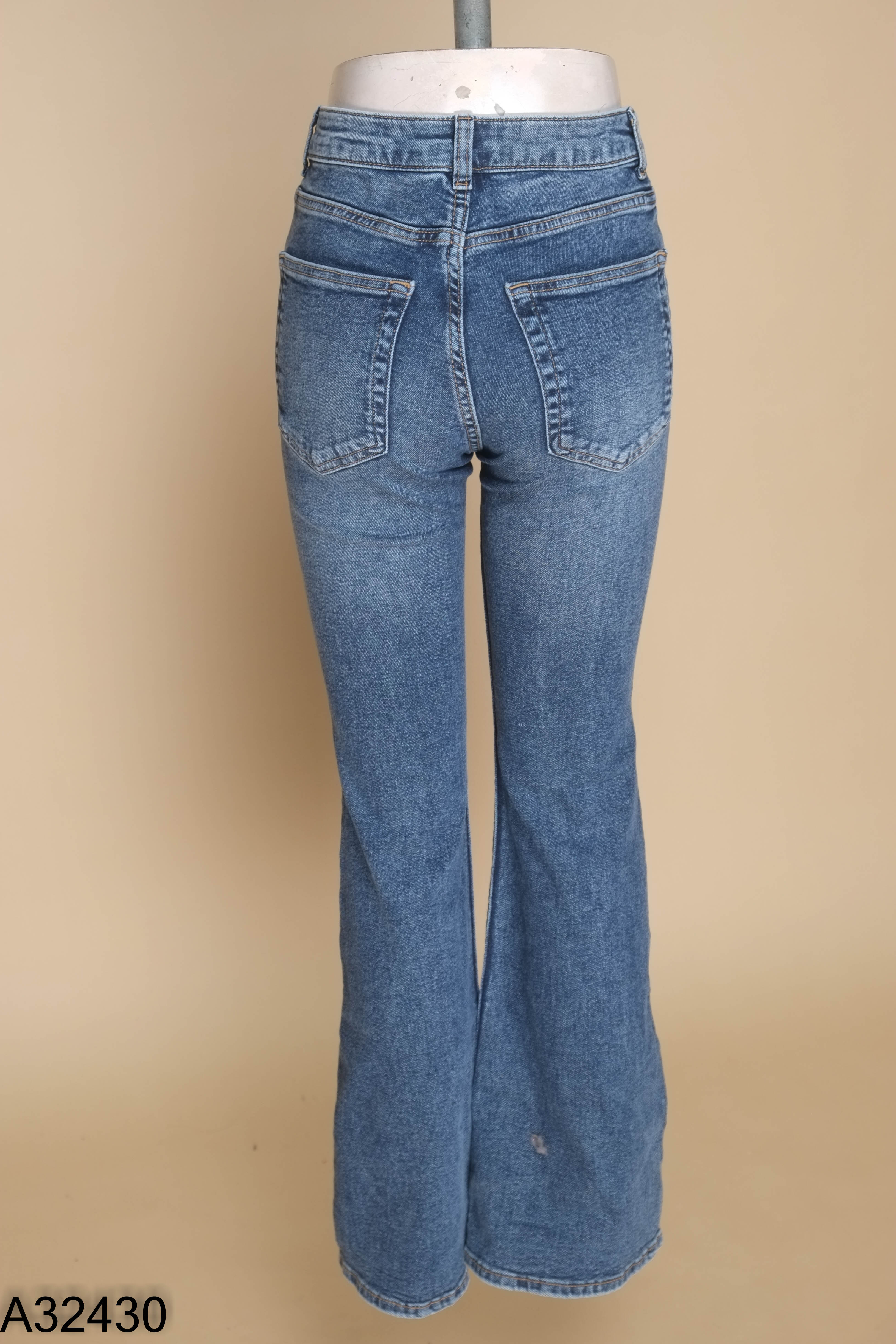 Quần jeans xanh HM dáng loe