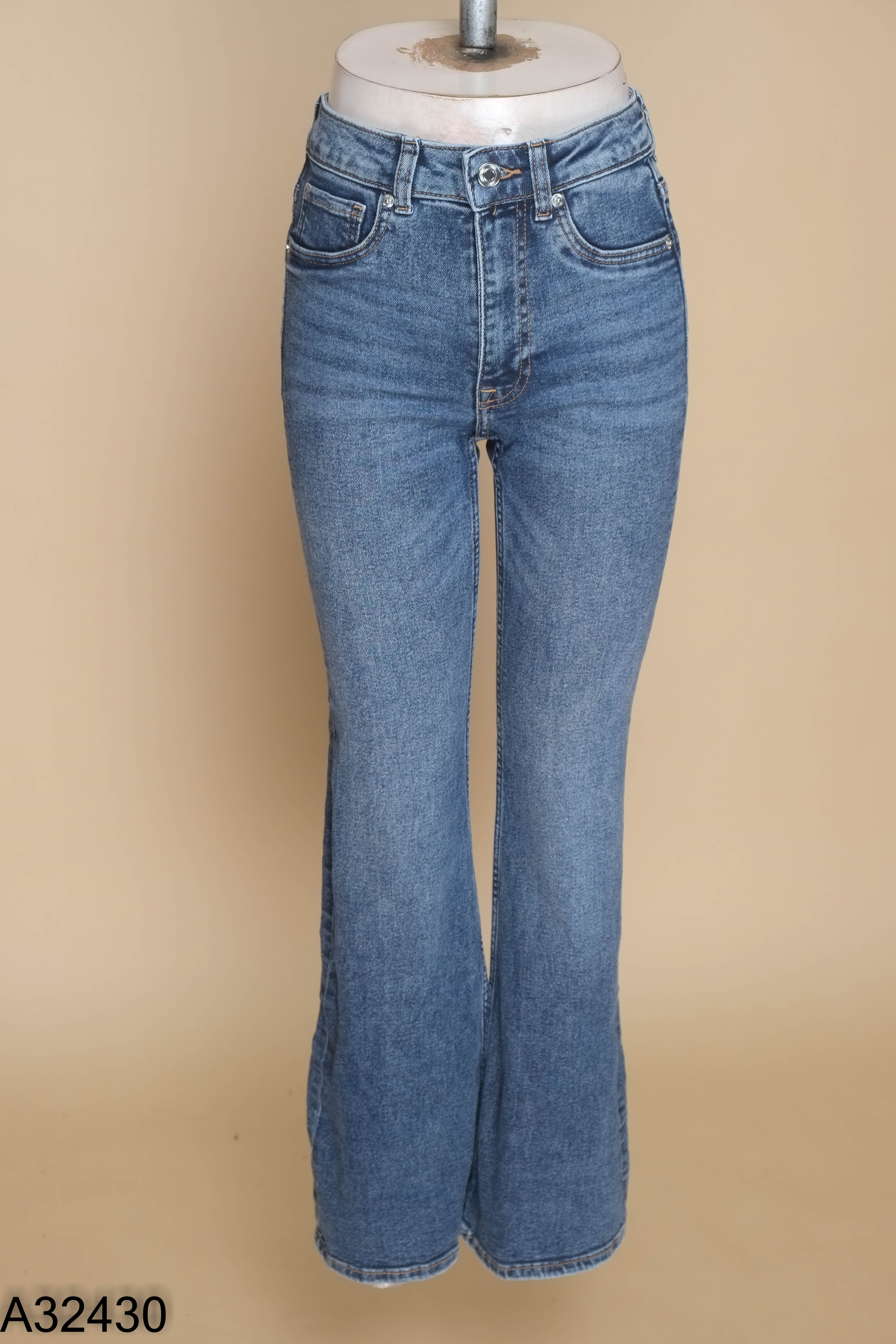 Quần jeans xanh HM dáng loe