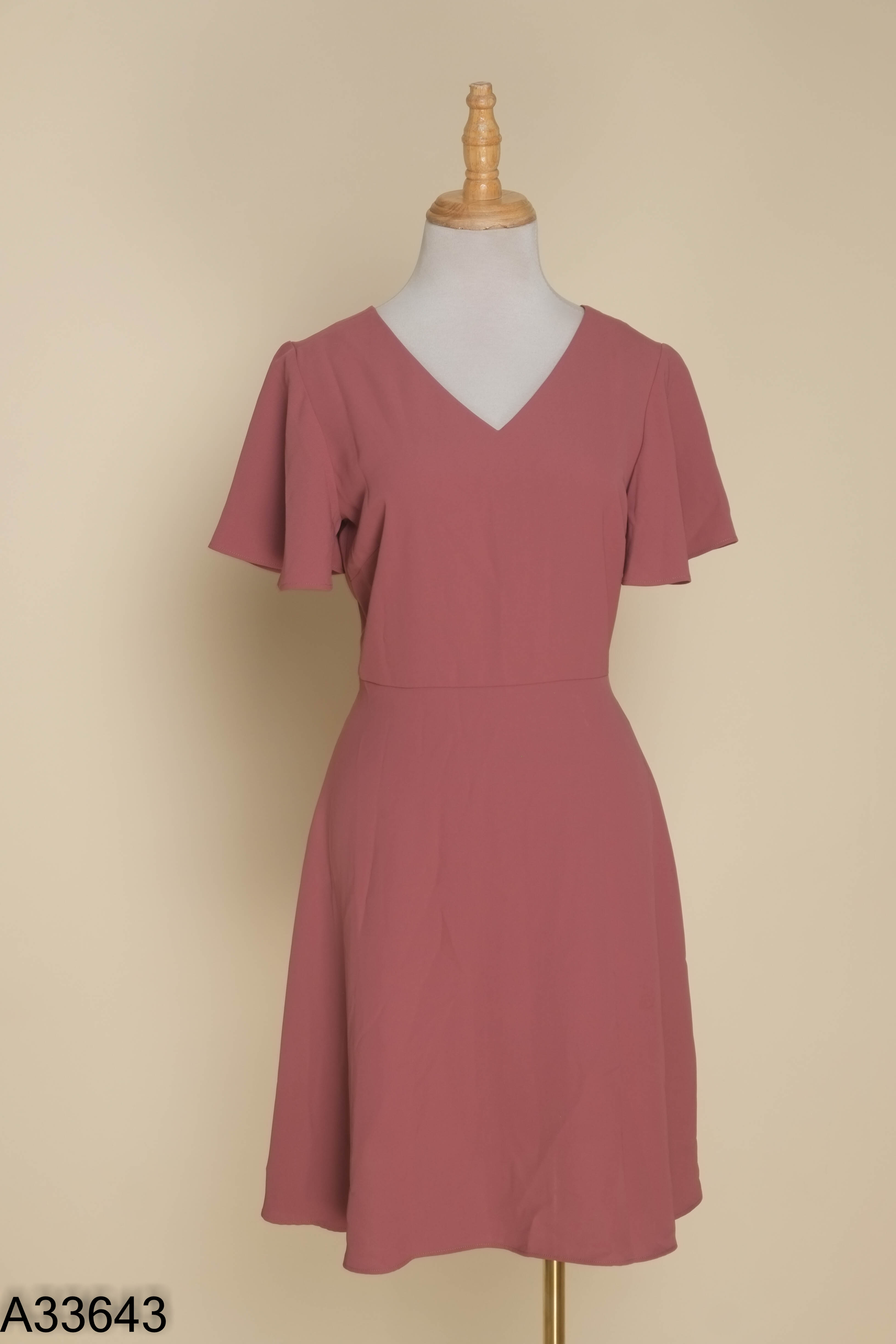 NEWTAG váy UNIQLO hồng cổ V