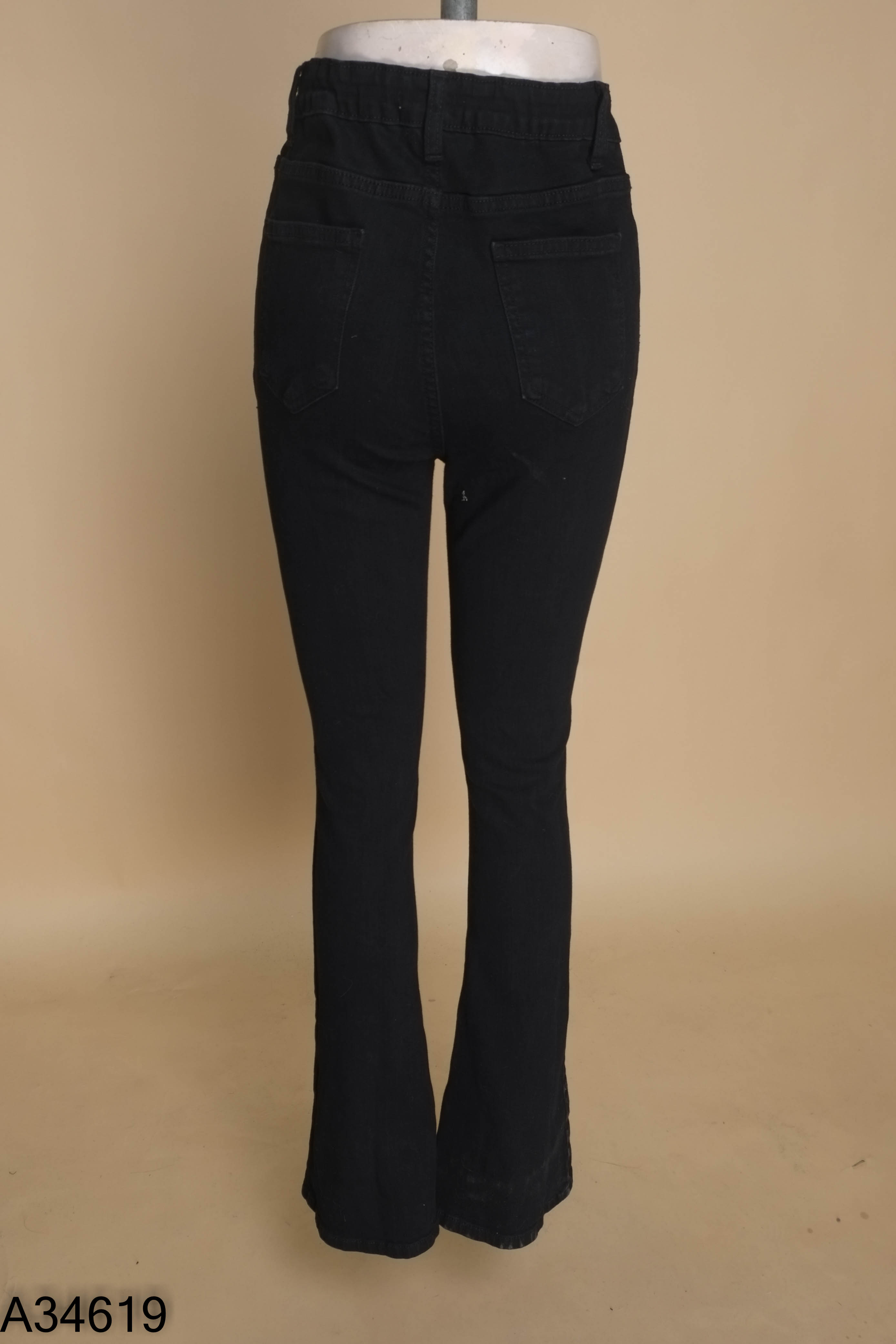 Quần jeans đen dáng loe