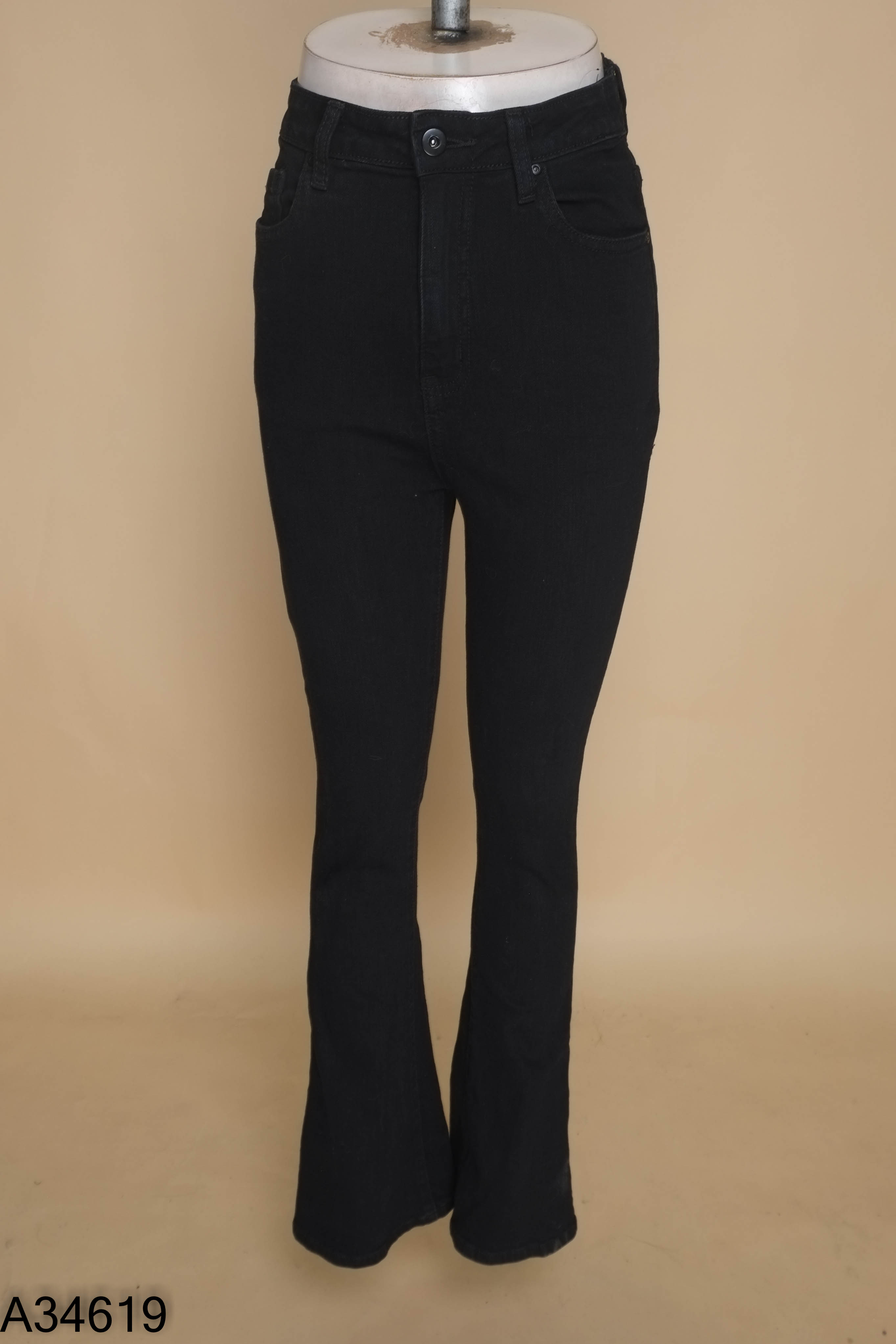 Quần jeans đen dáng loe
