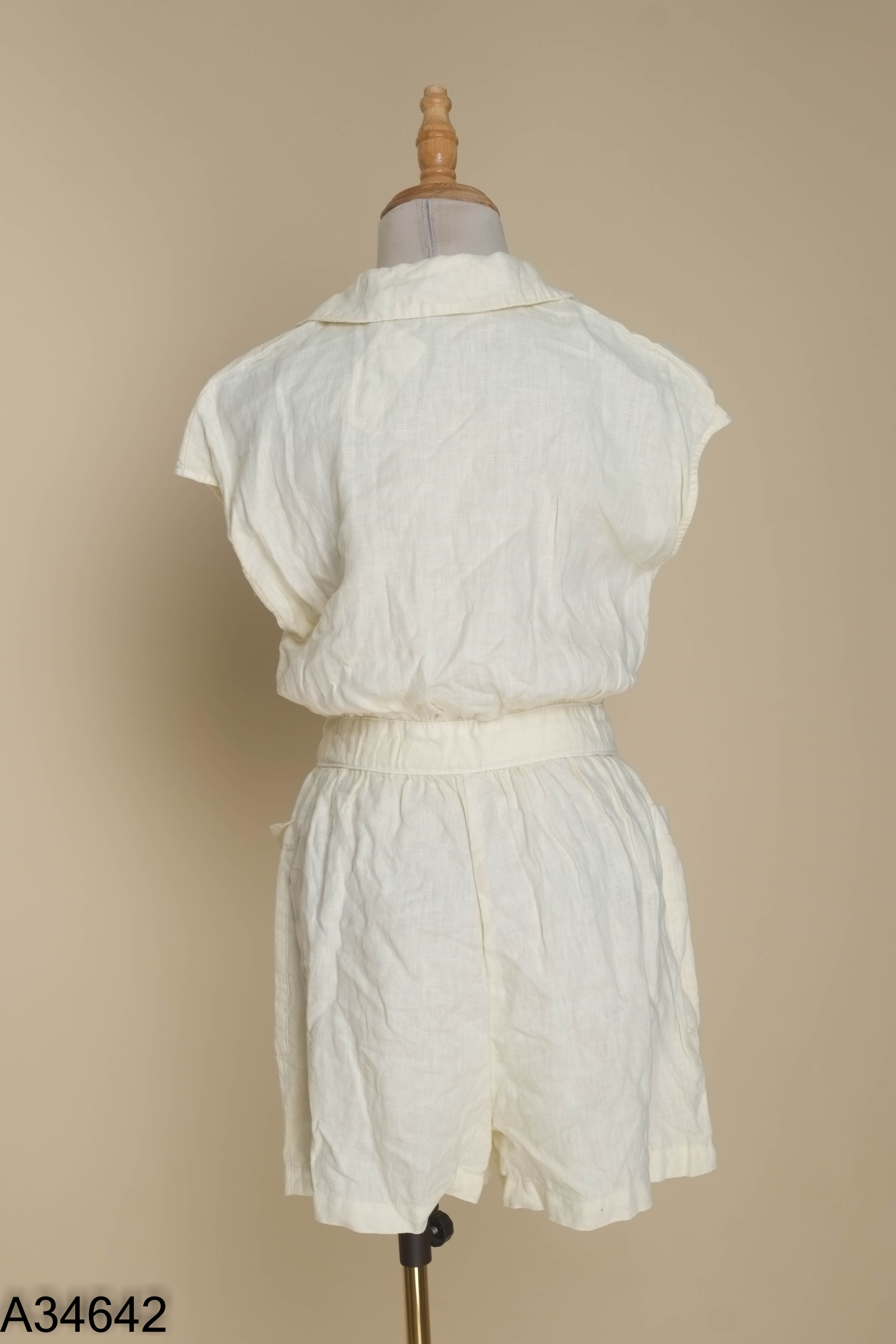Jumpsuit linen be vàng MNG chun eo