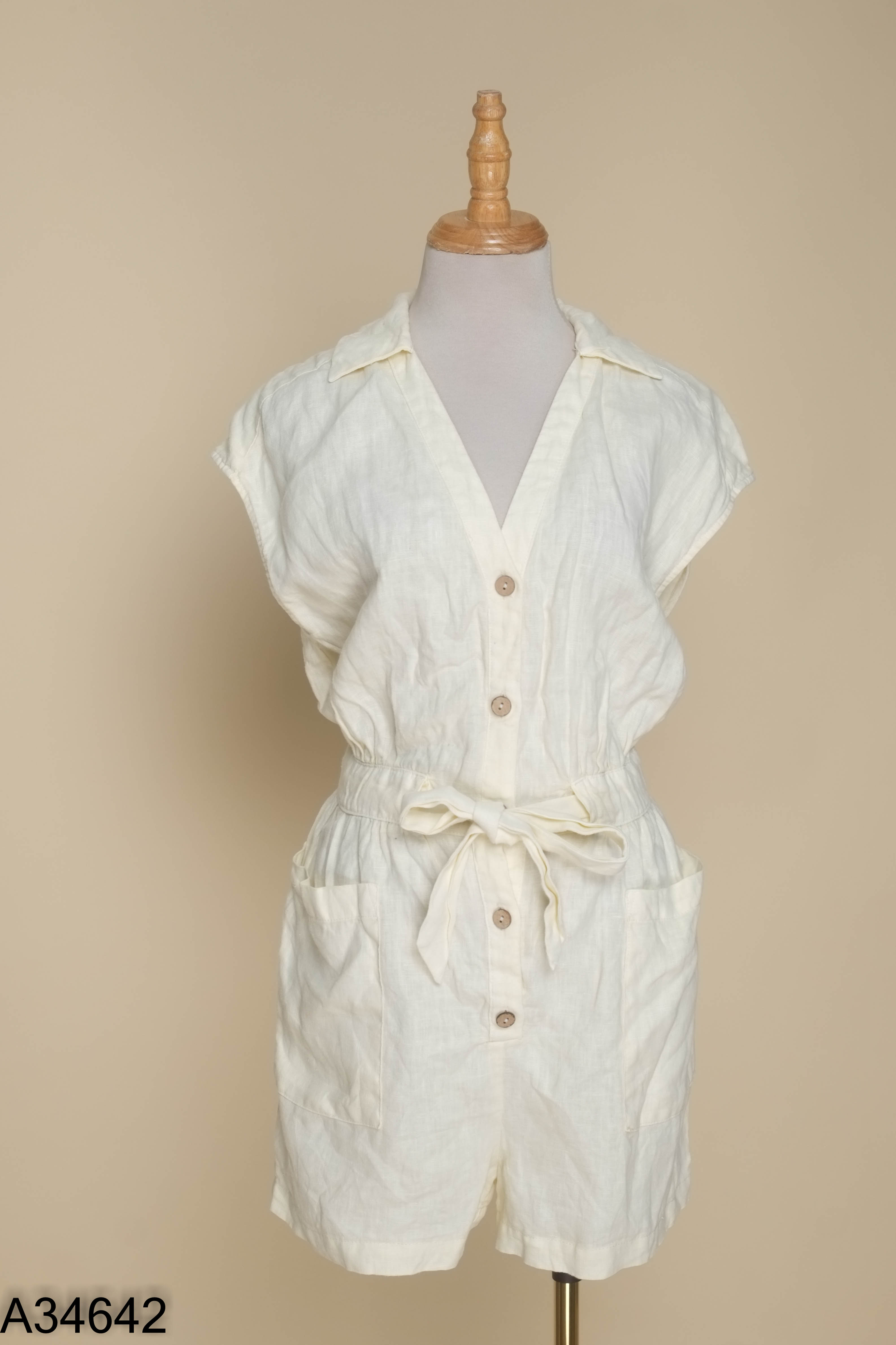 Jumpsuit linen be vàng MNG chun eo