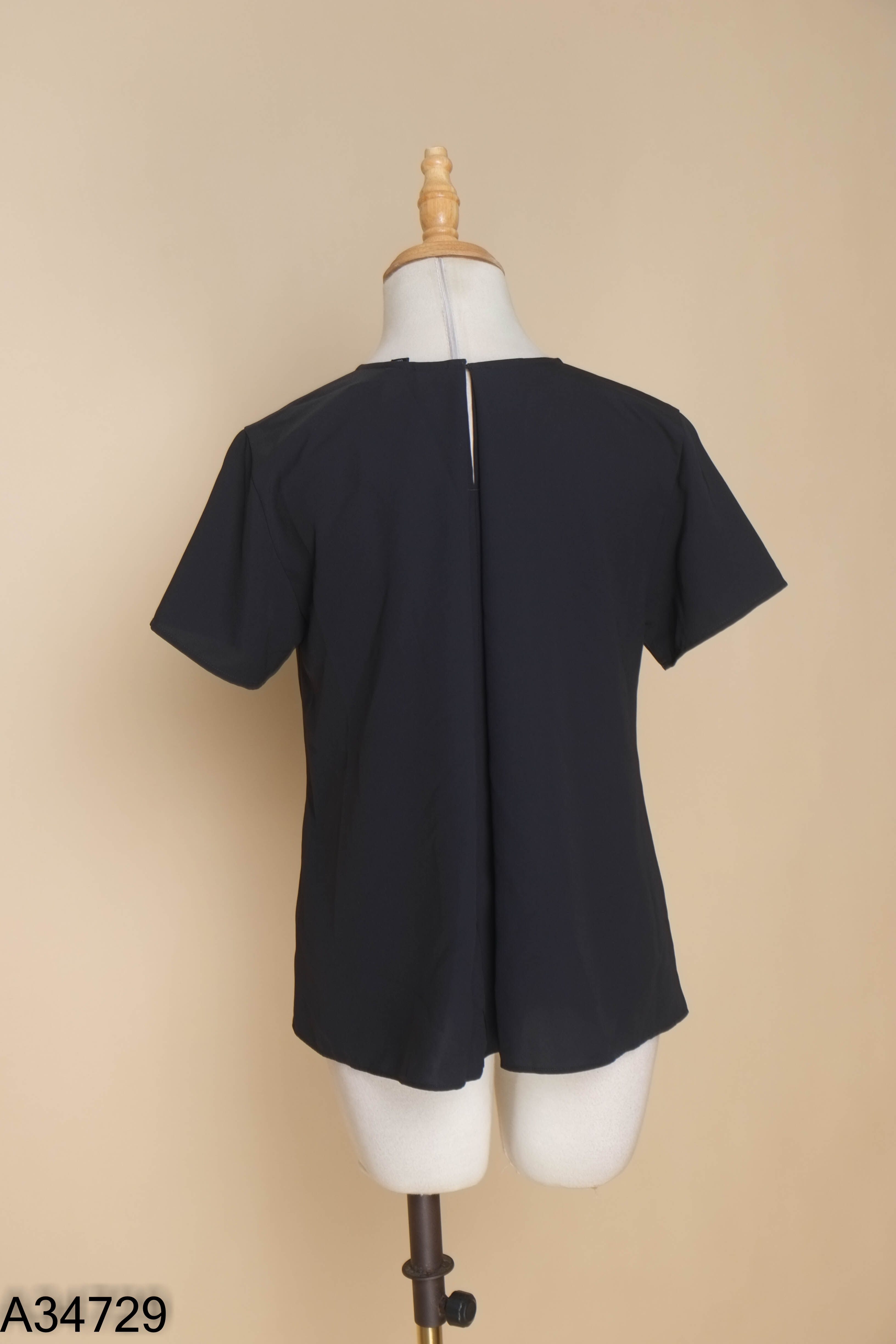 Áo UNIQLO đen ngắn tay