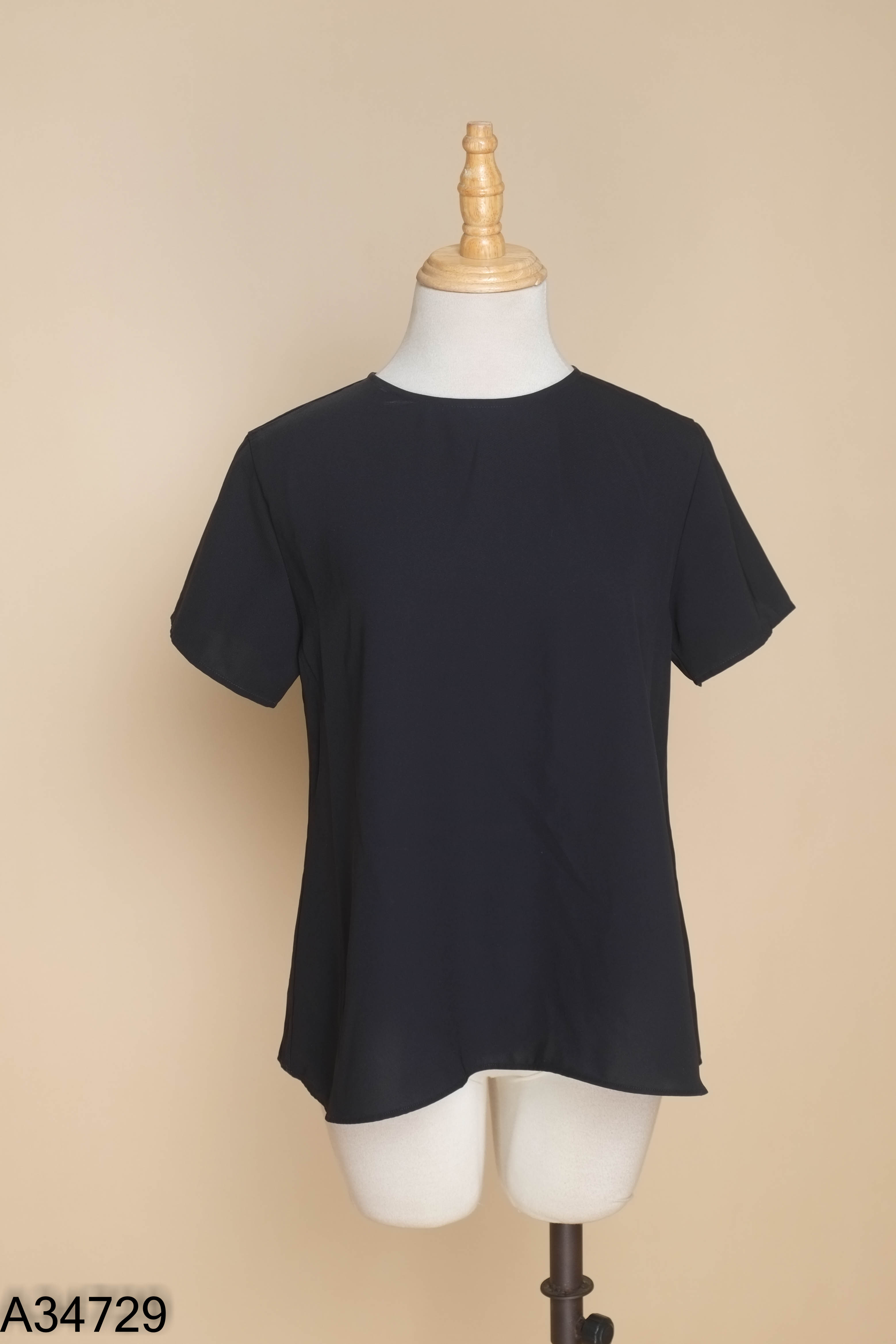 Áo UNIQLO đen ngắn tay