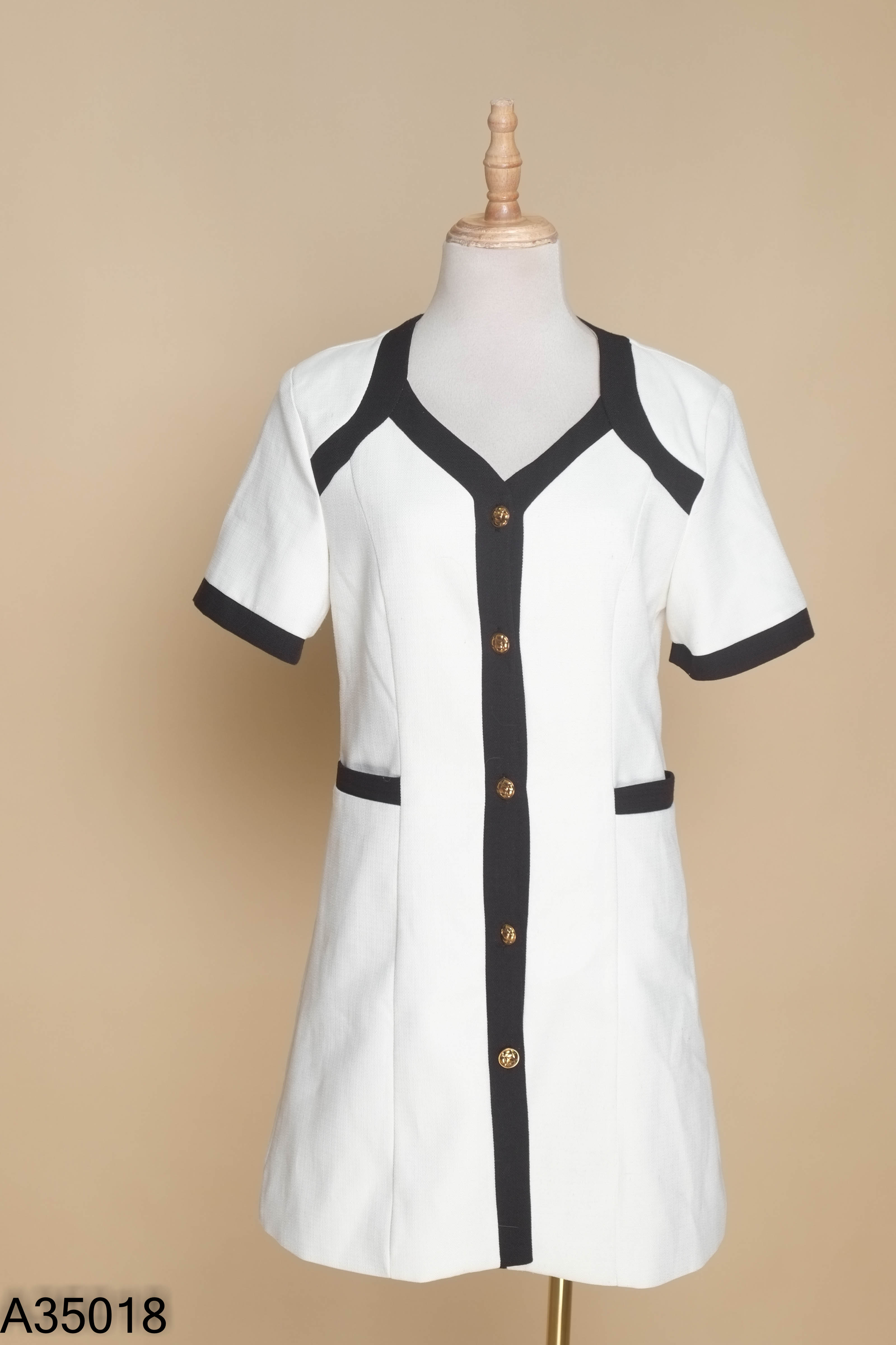 Váy tweed trắng viền đen phối cúc