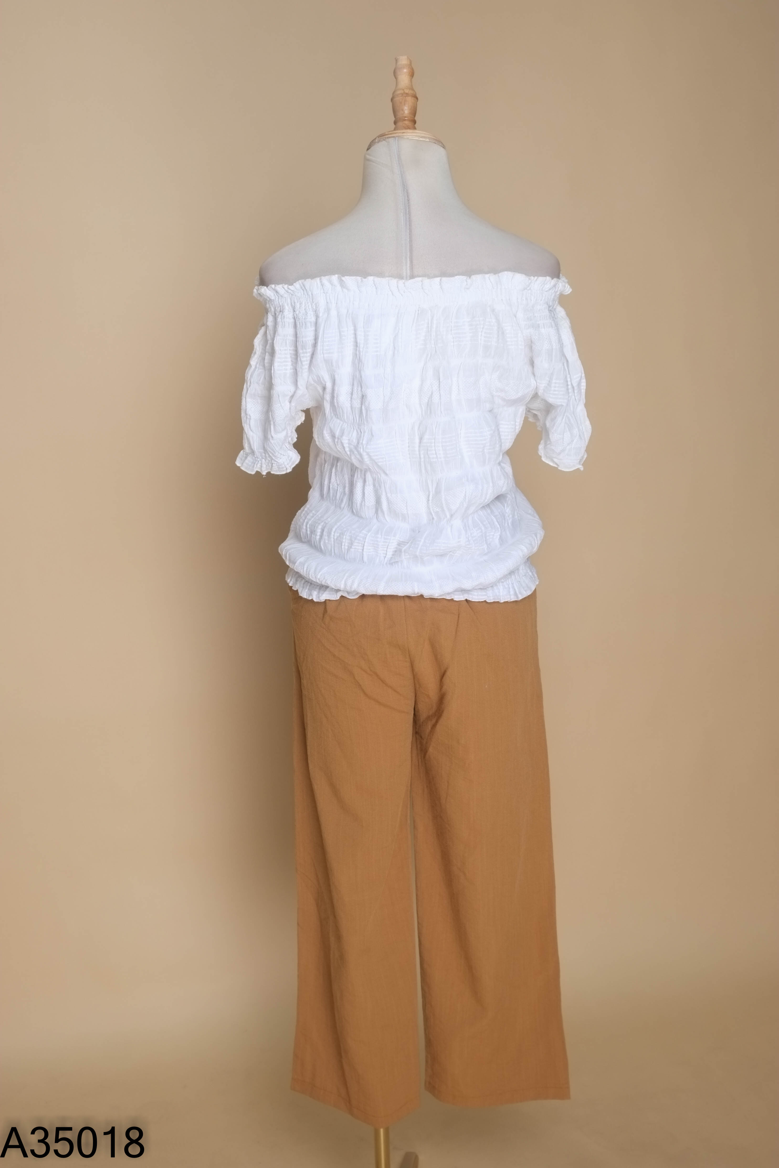 Set Áo trễ vai trắng nhún + Quần nâu