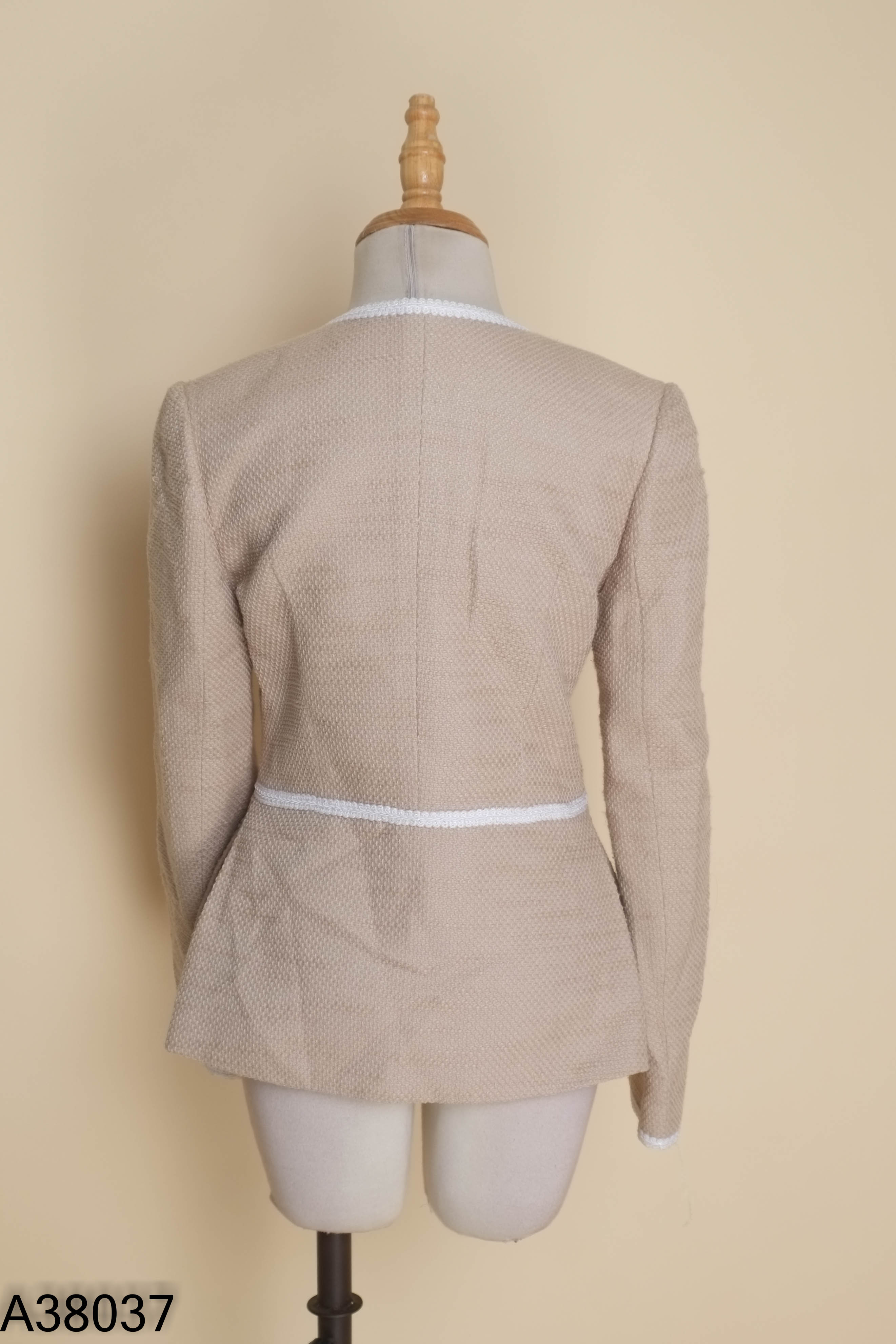 Áo tweed nâu nhạt phối cúc ngọc