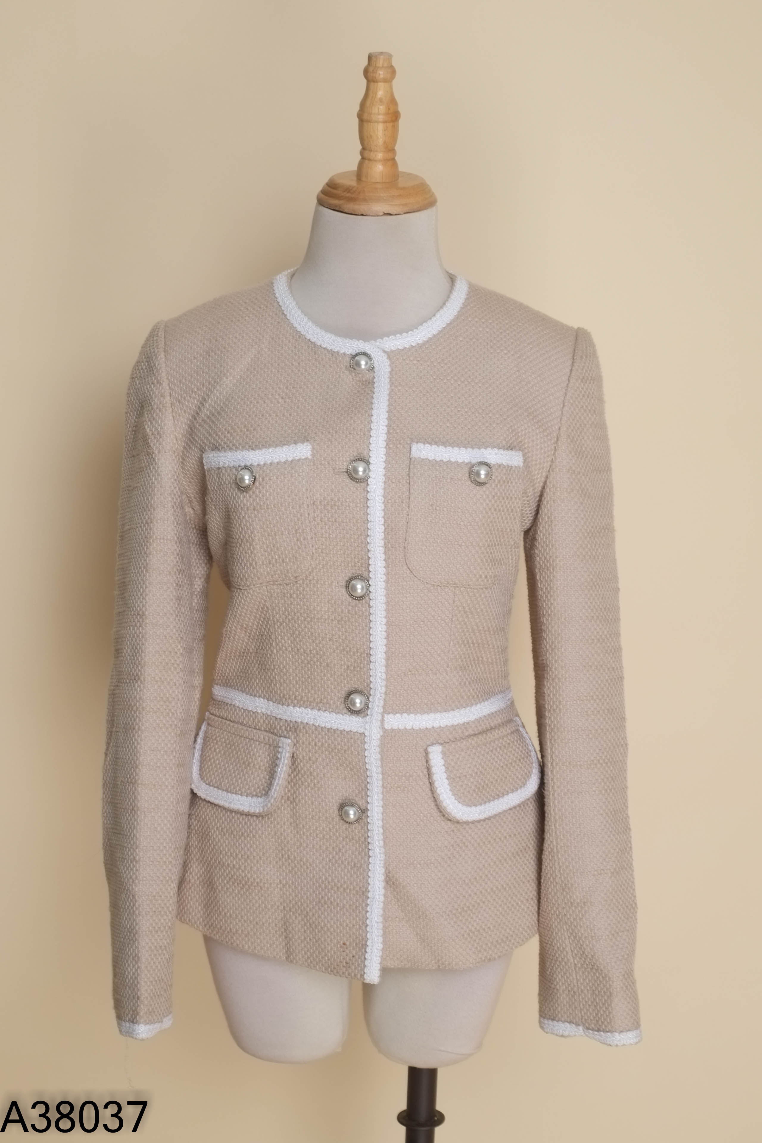 Áo tweed nâu nhạt phối cúc ngọc