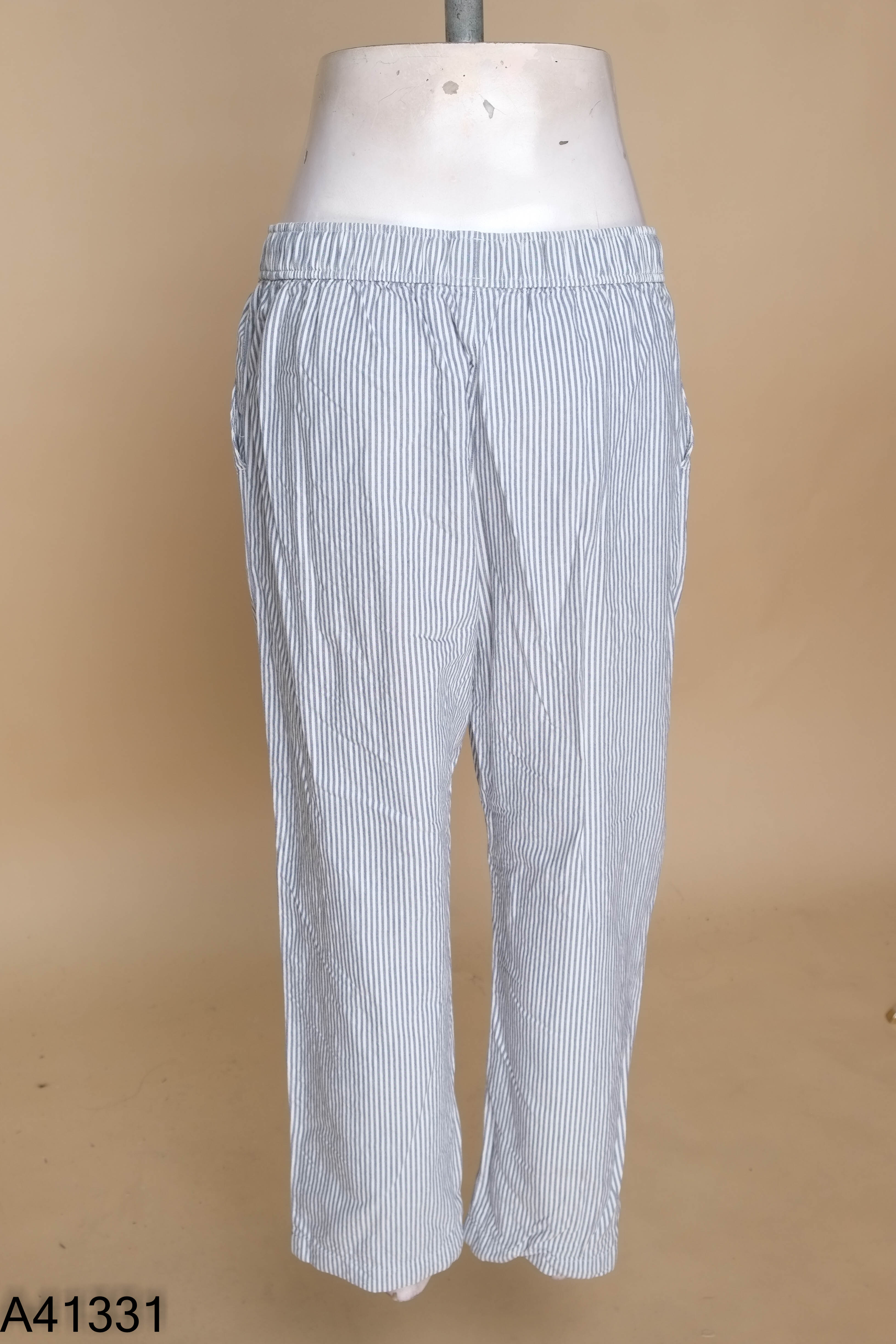 Quần UNIQLO dài kẻ xám
