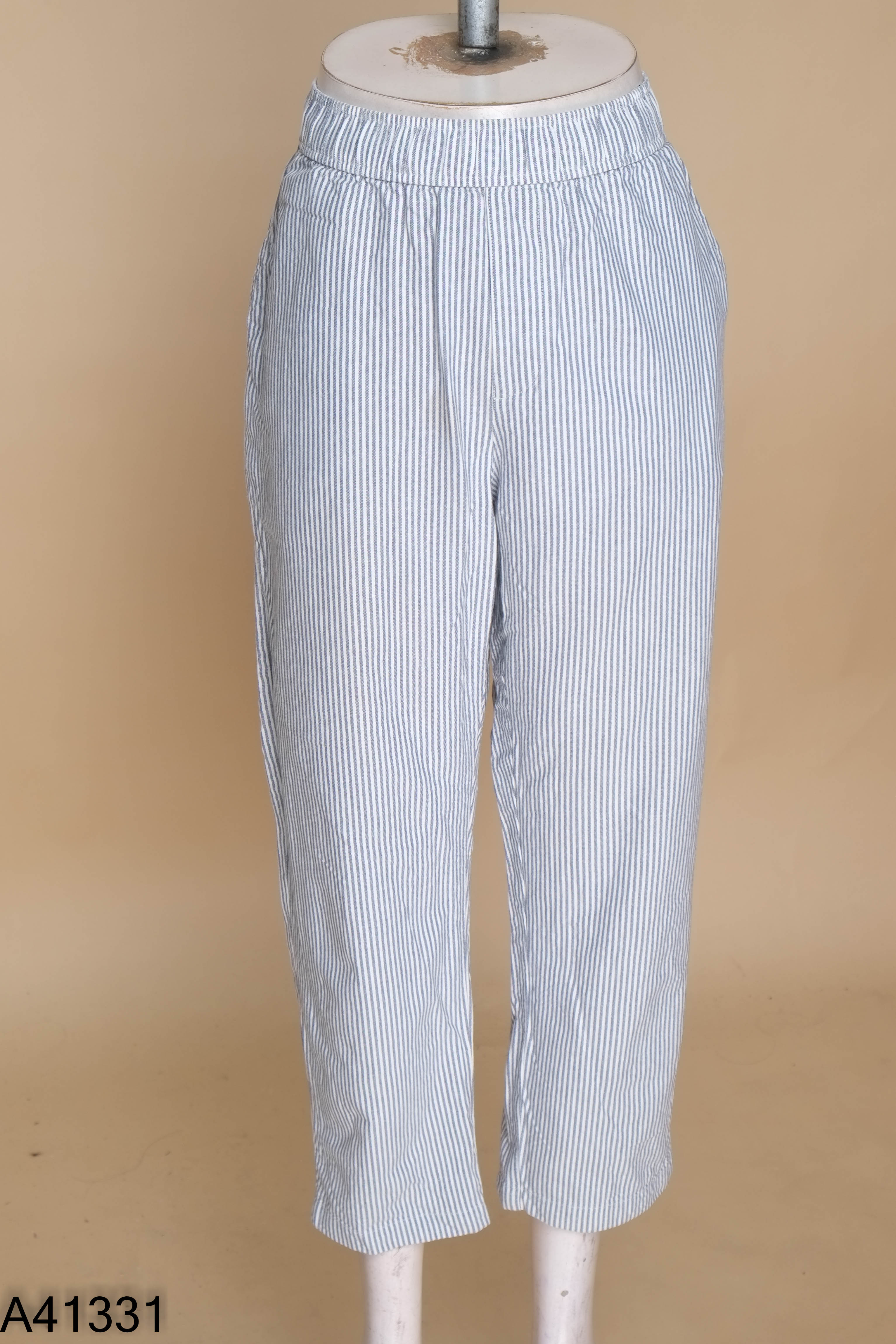Quần UNIQLO dài kẻ xám