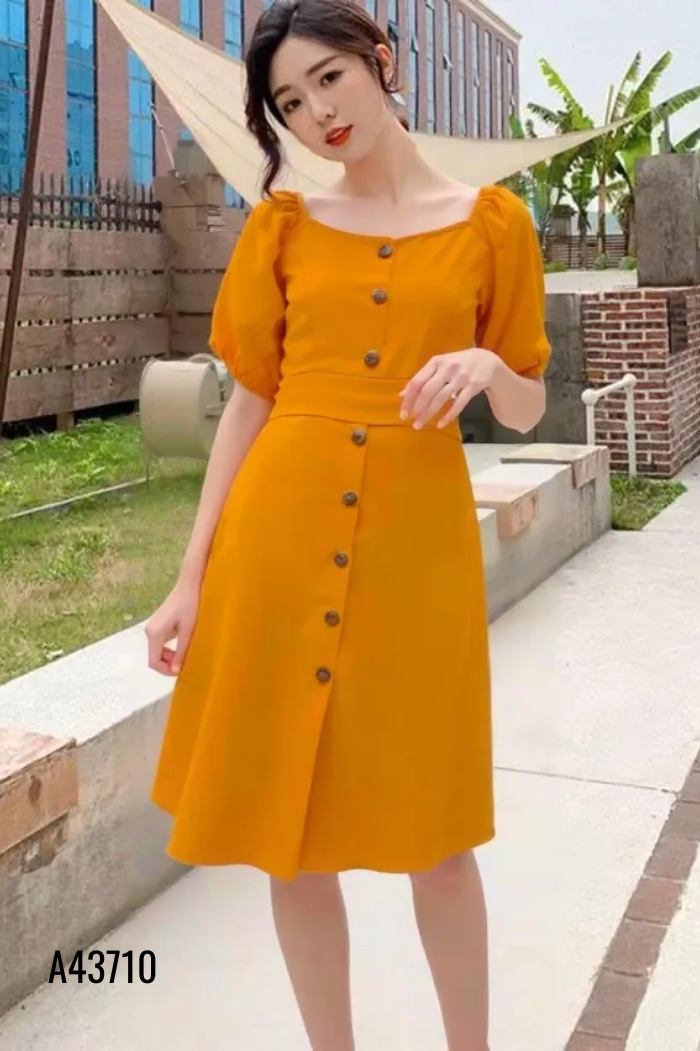 Váy vàng phối khuy