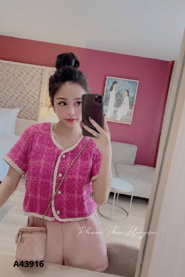 Áo dạ hồng viền kem dáng ngắn