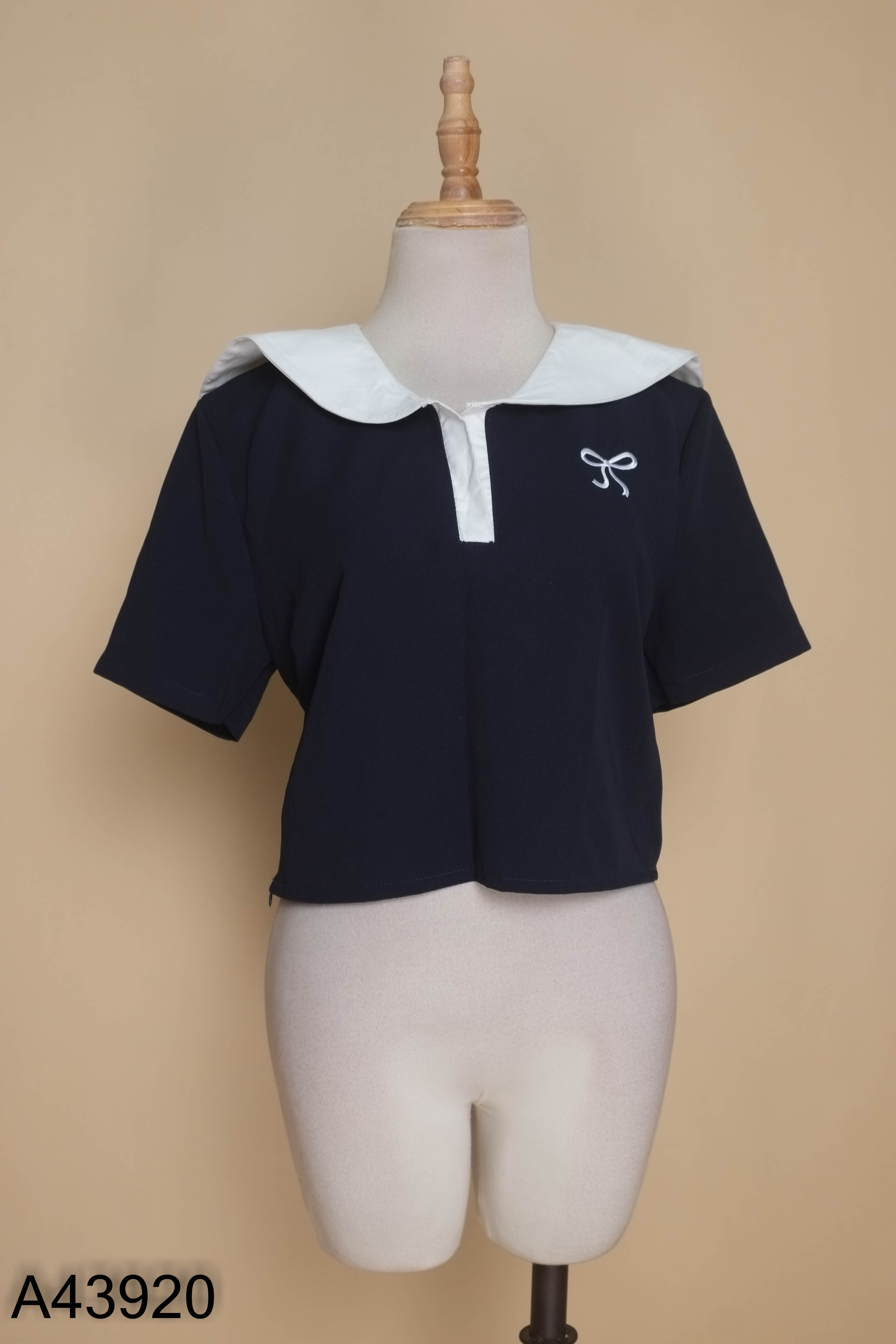 Áo xanh thêu nơ phối cổ