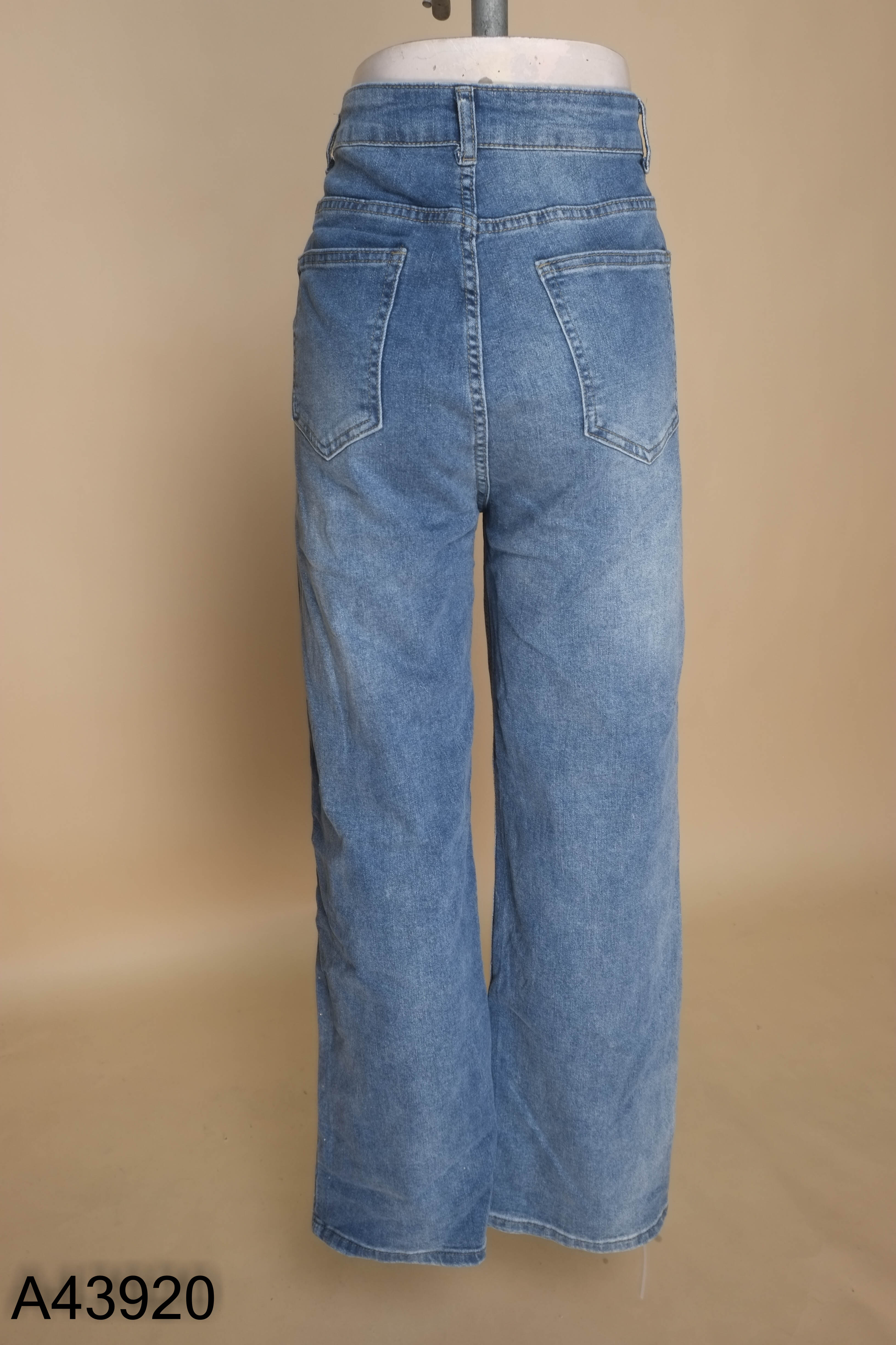 Quần jeans xanh óng ánh