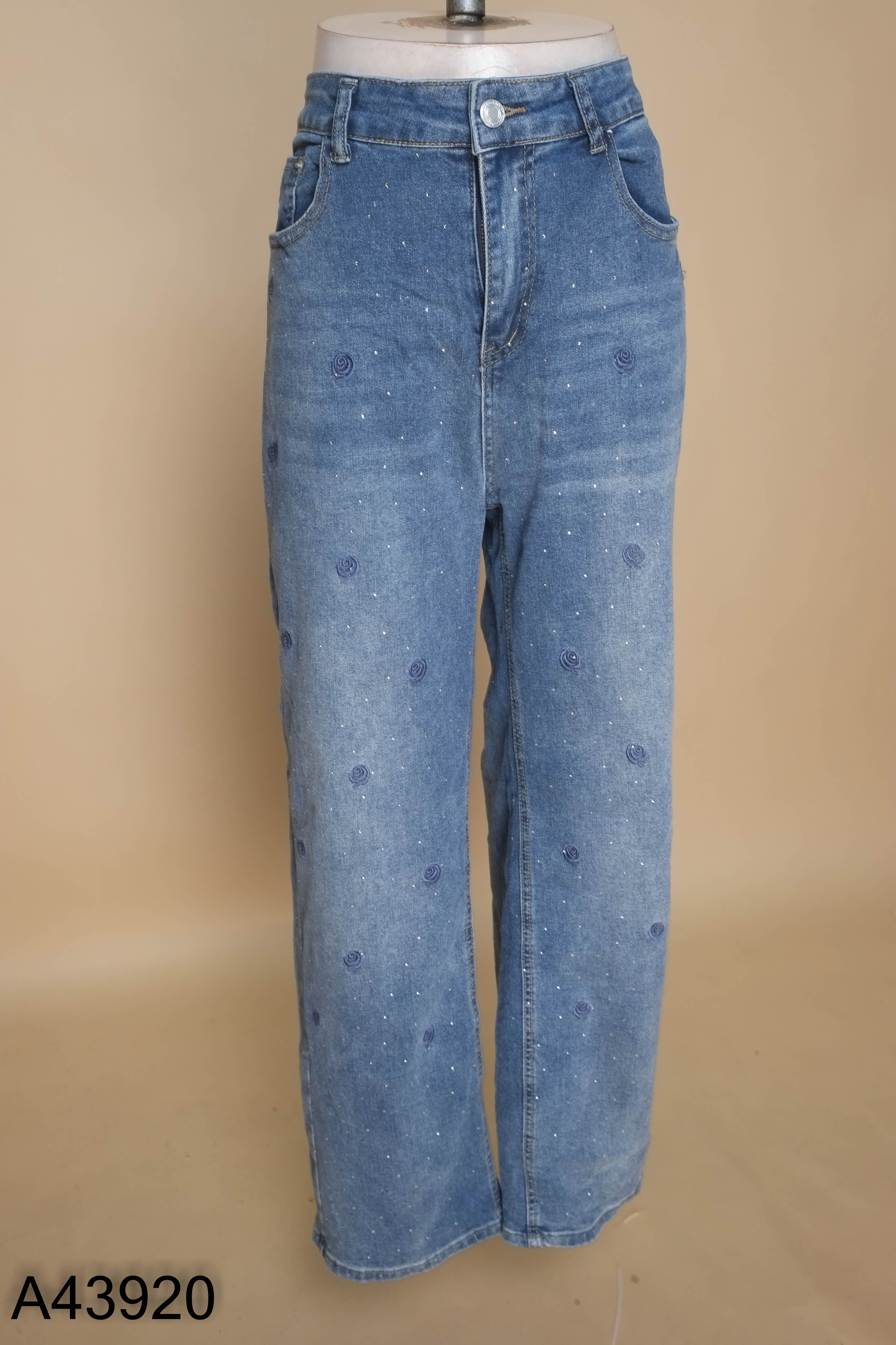 Quần jeans xanh óng ánh