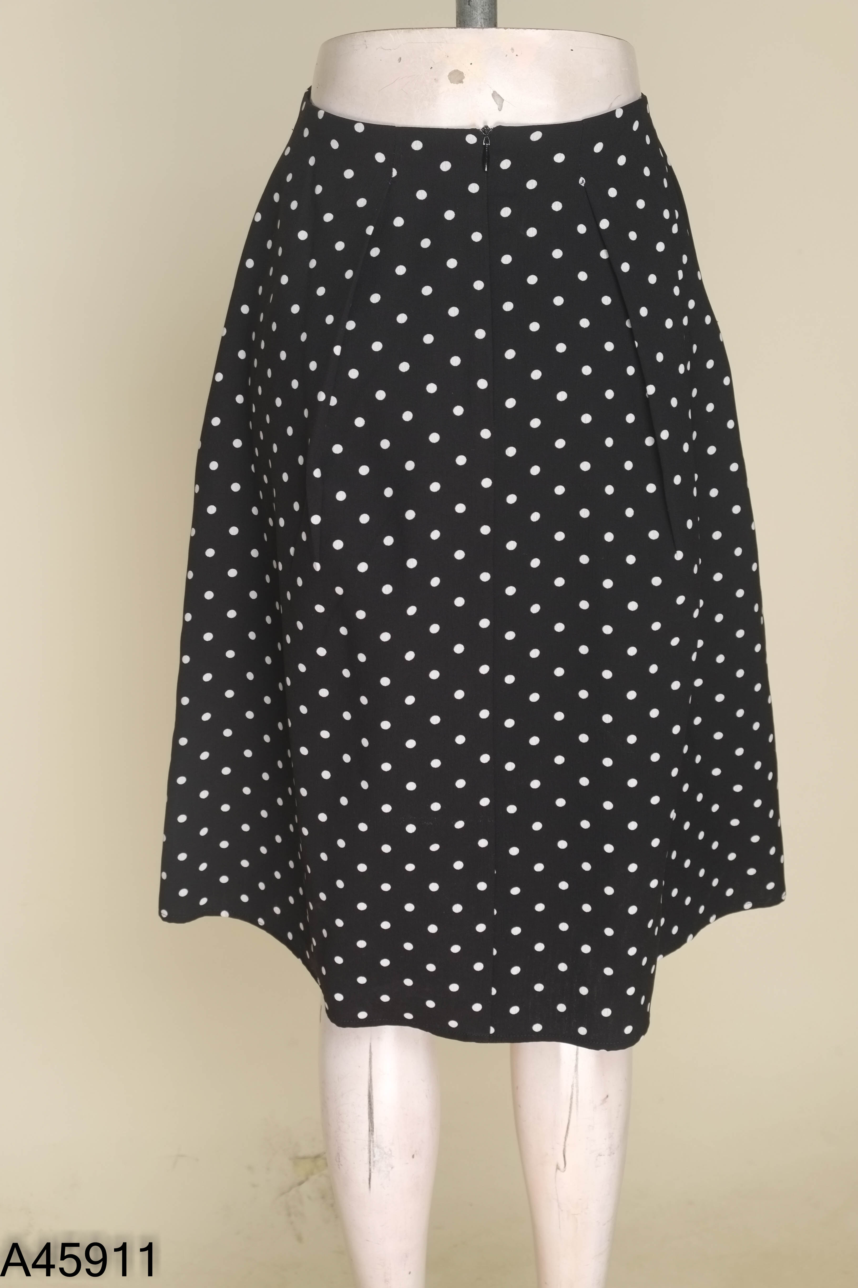 Chân váy IVY MODA đen chấm bi