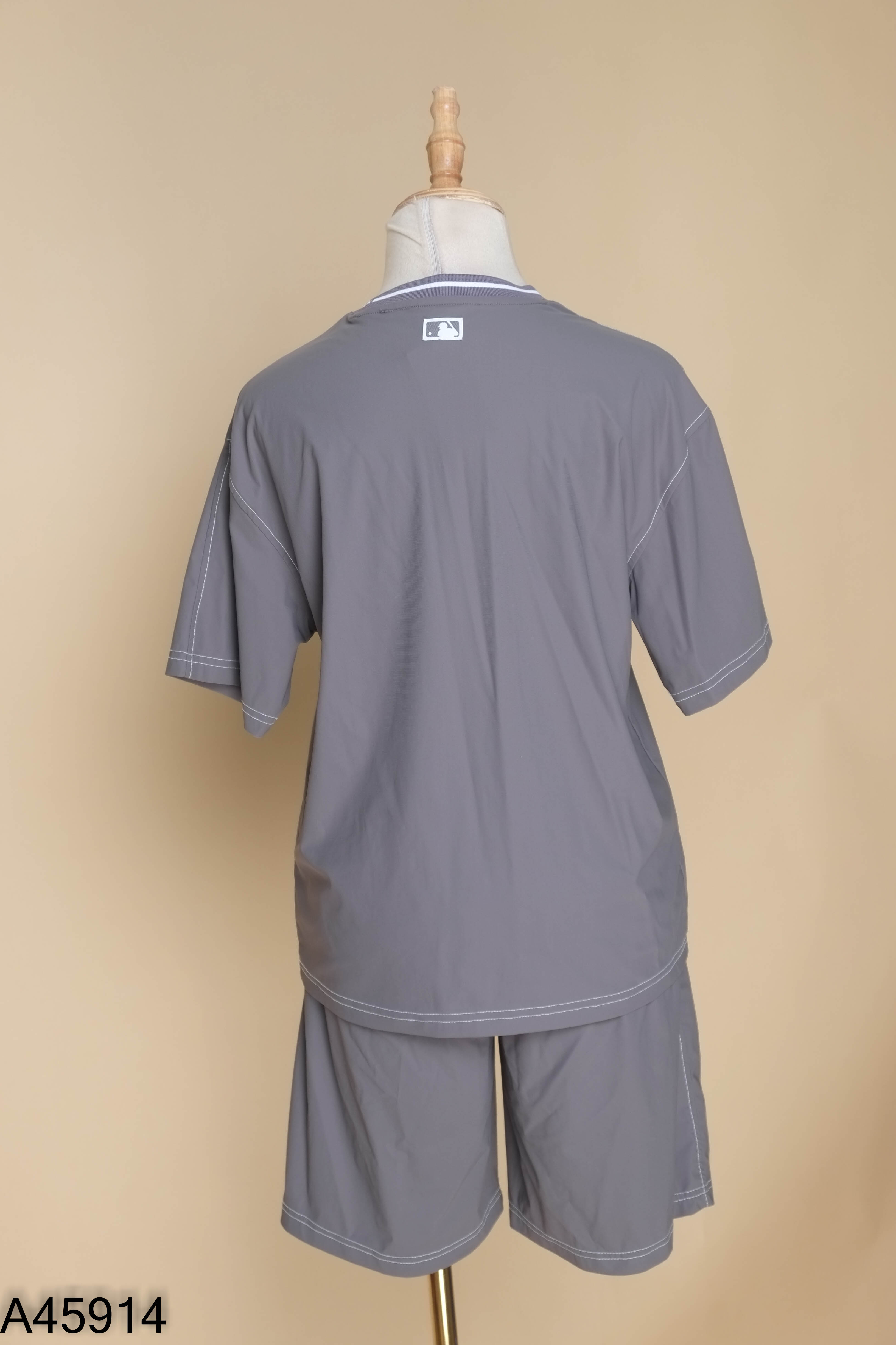 Set Áo xám chữ trắng + quần shorts