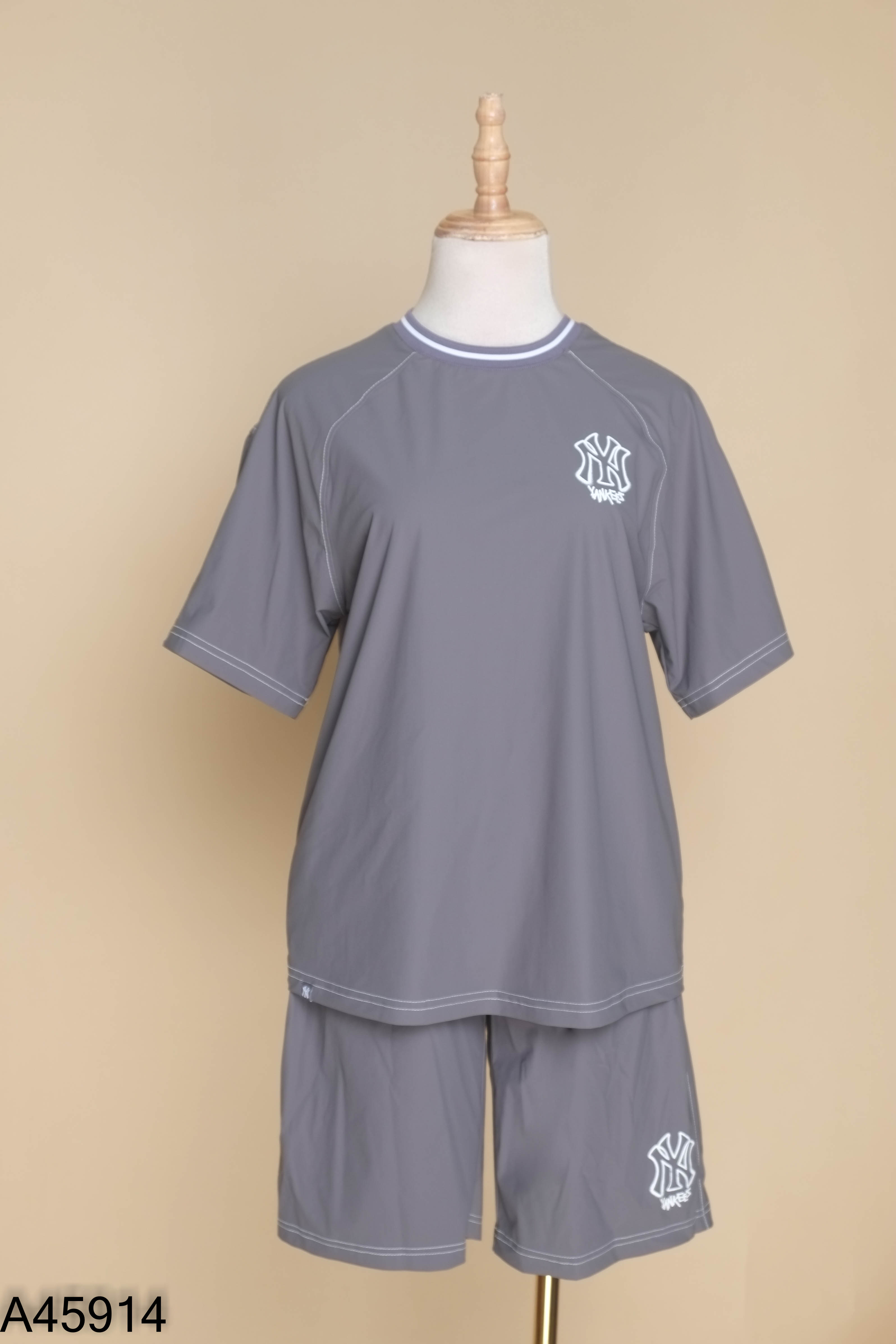 Set Áo xám chữ trắng + quần shorts