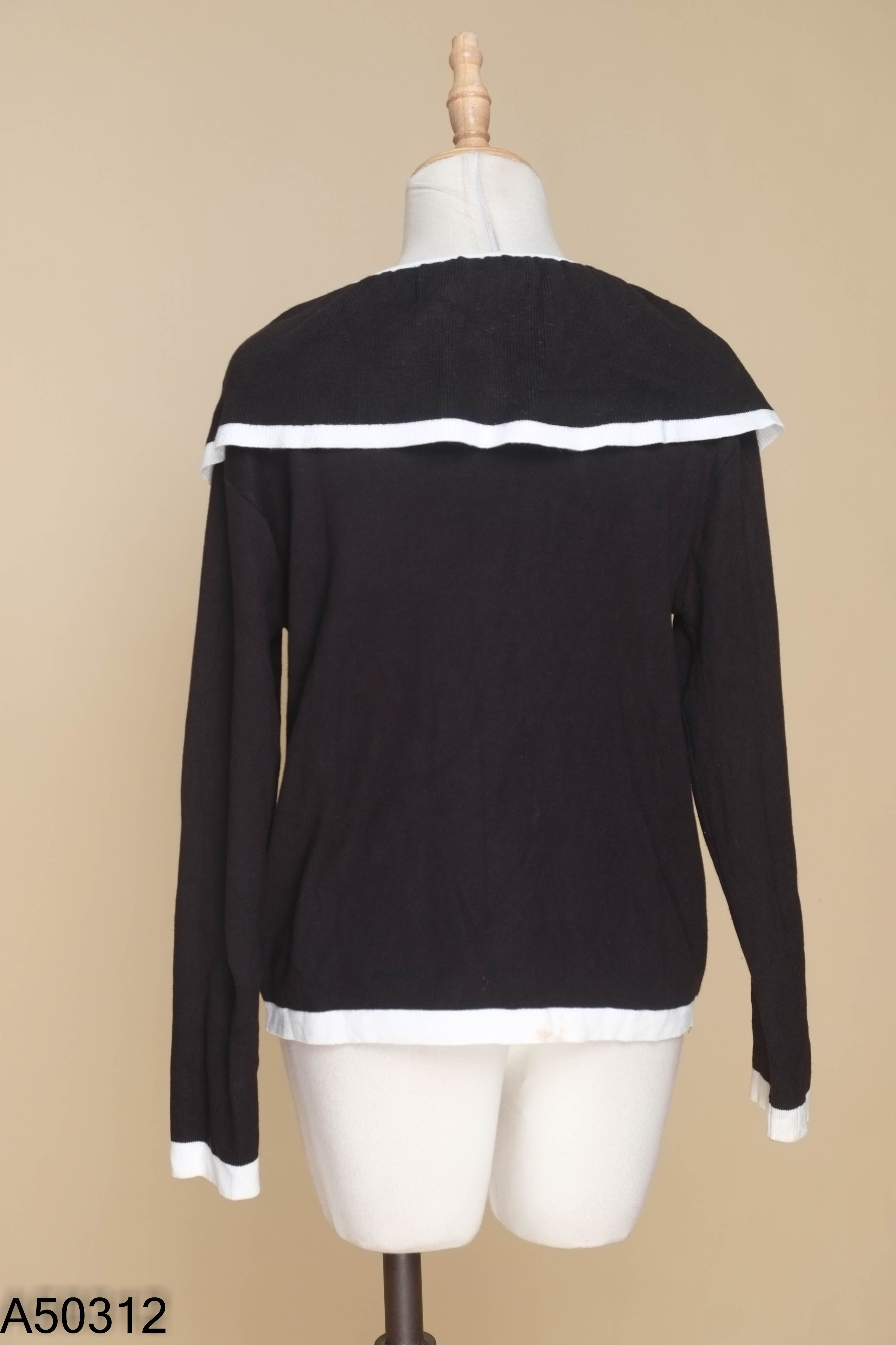 Áo len cardigan đen phối viền trắng
