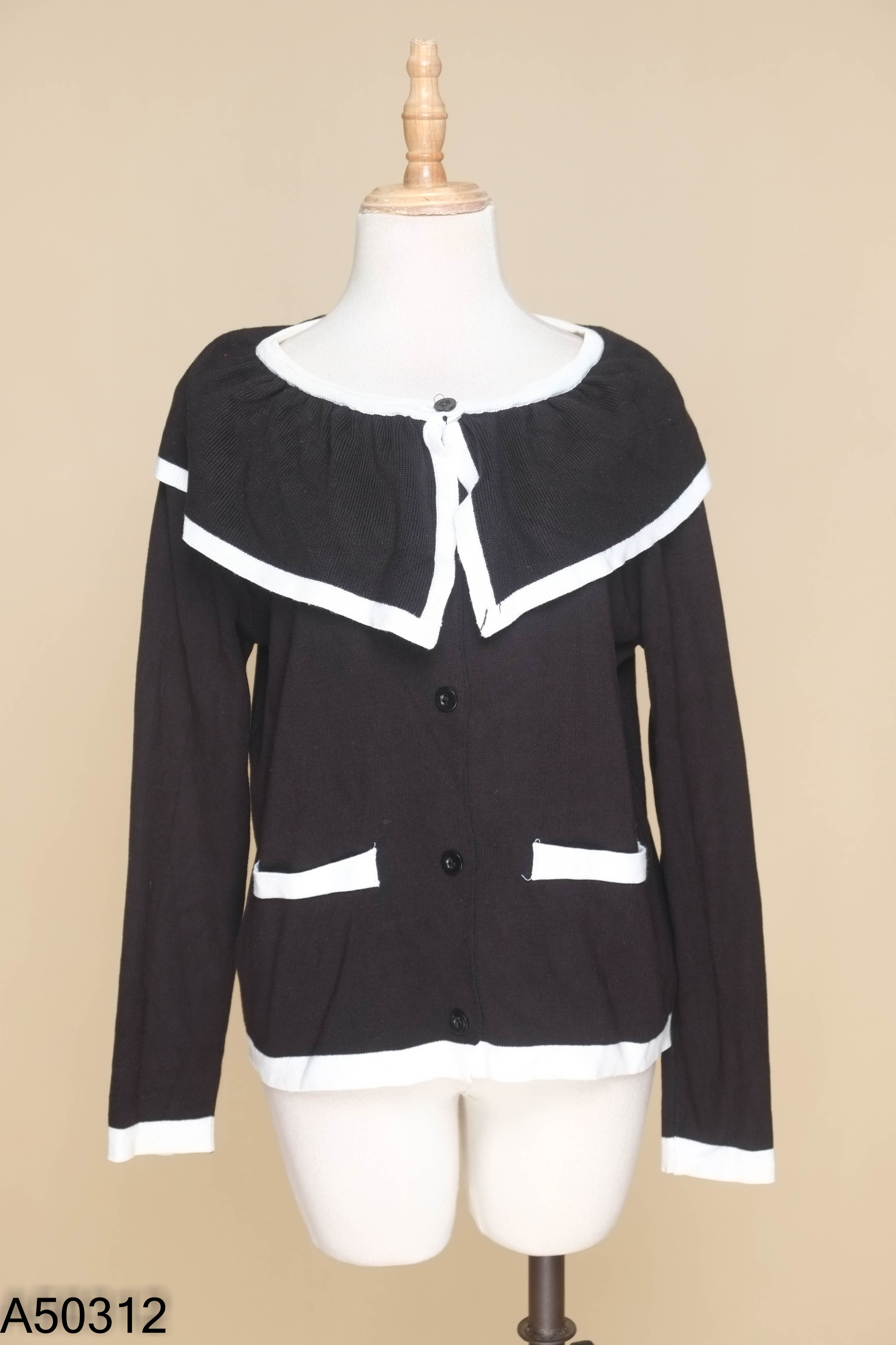 Áo len cardigan đen phối viền trắng