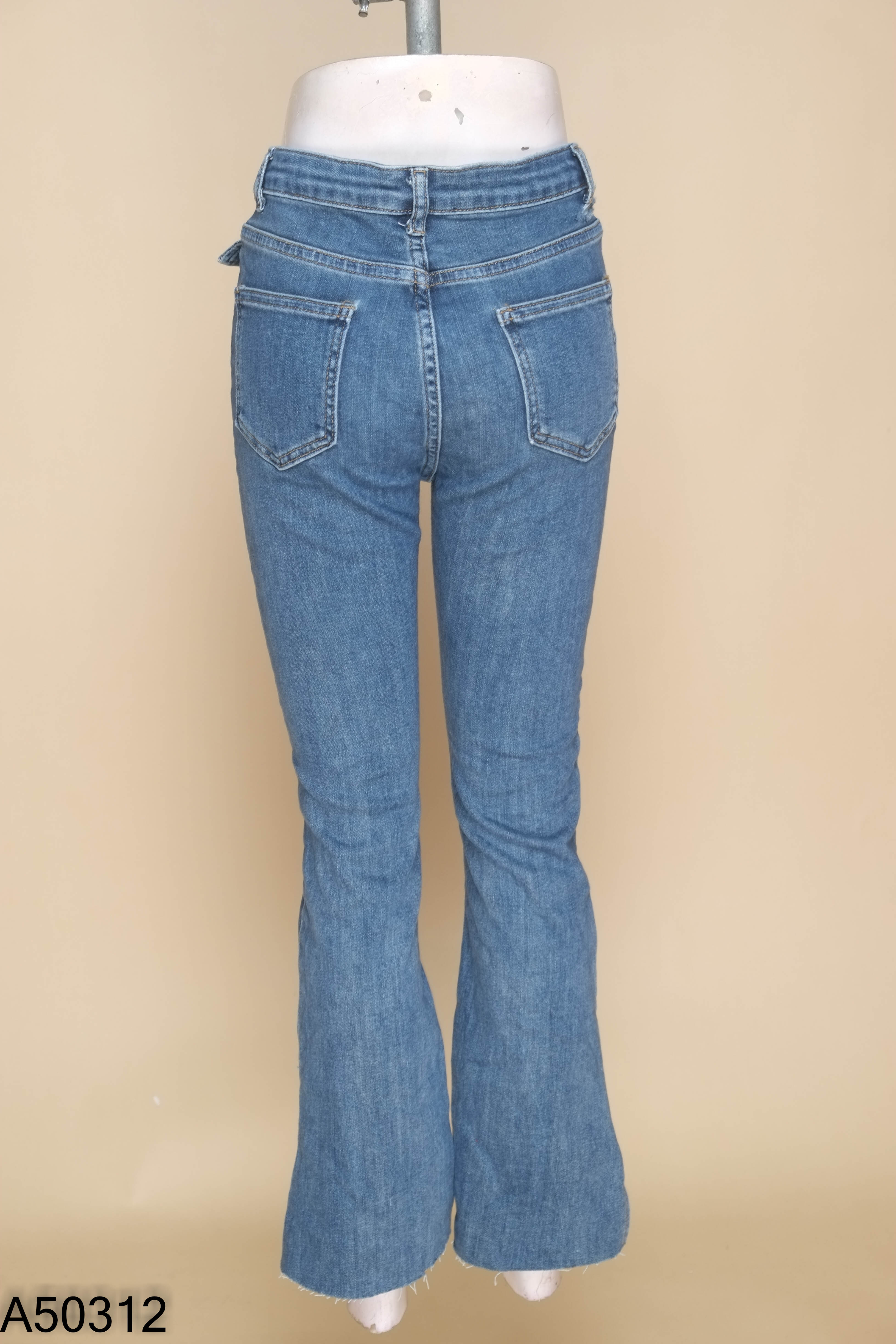 Quần jeans xanh ống loe tua rua