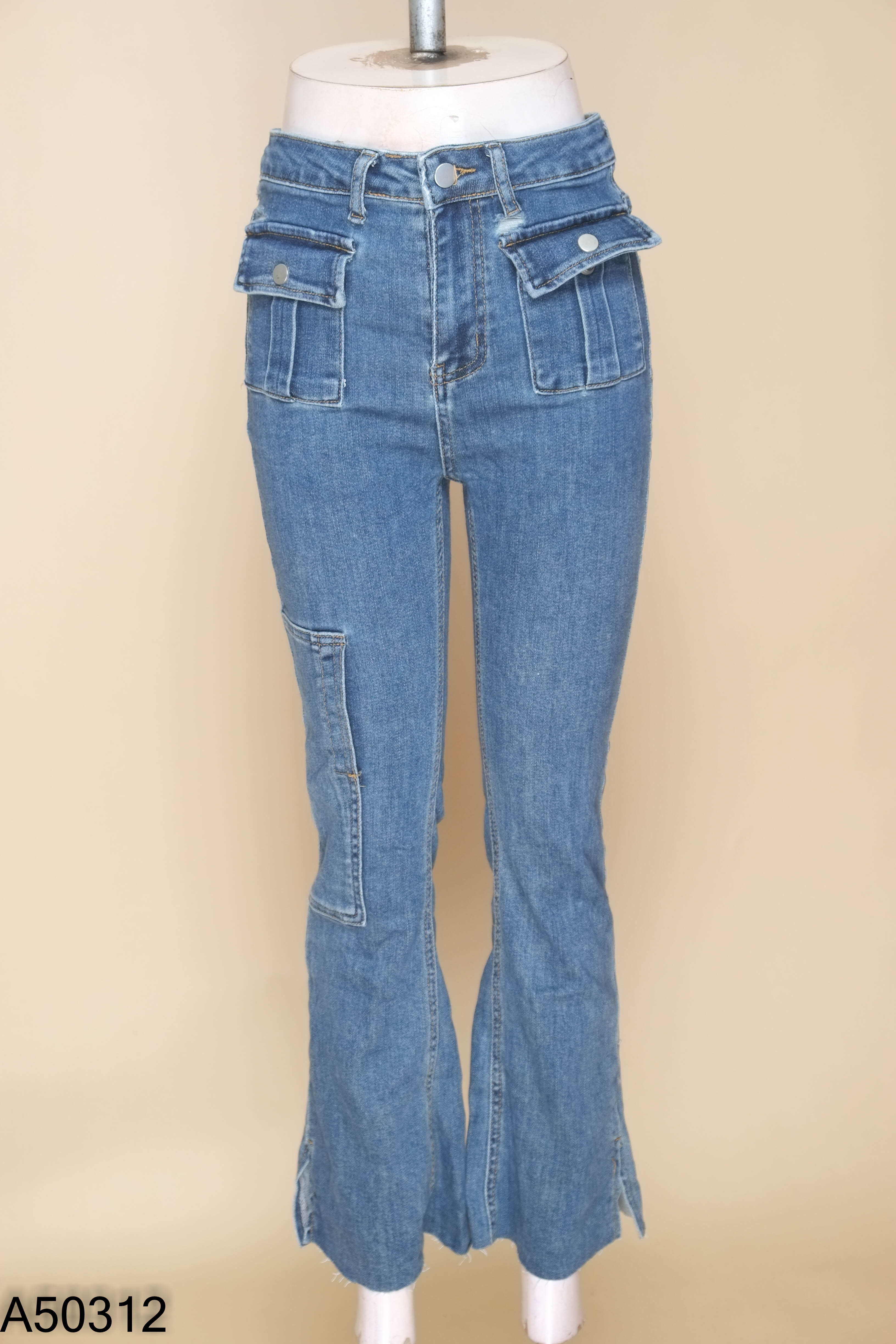 Quần jeans xanh ống loe tua rua