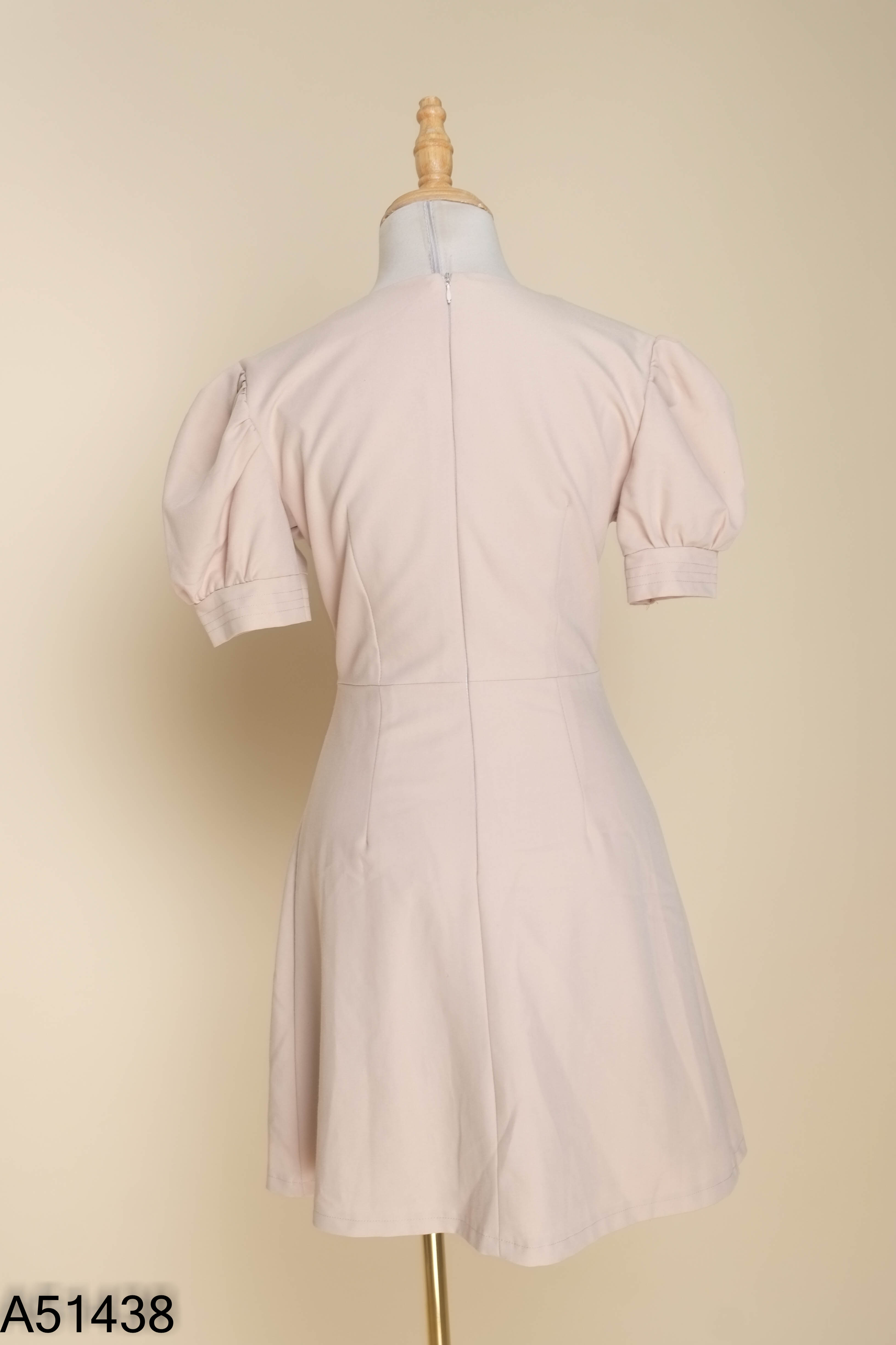 Váy nâu cúc bọc tay bồng