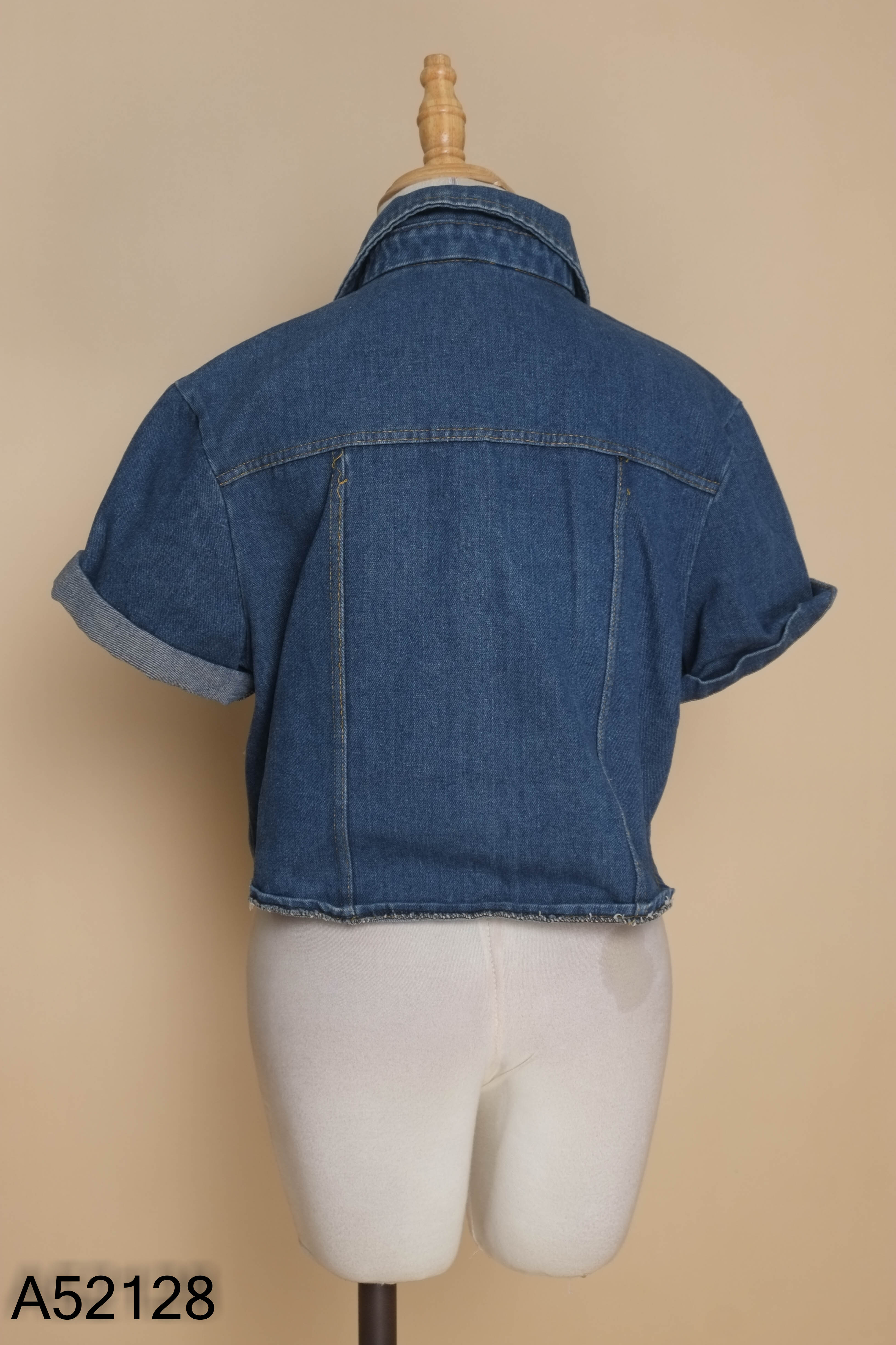 Áo jeans xanh cài khuy