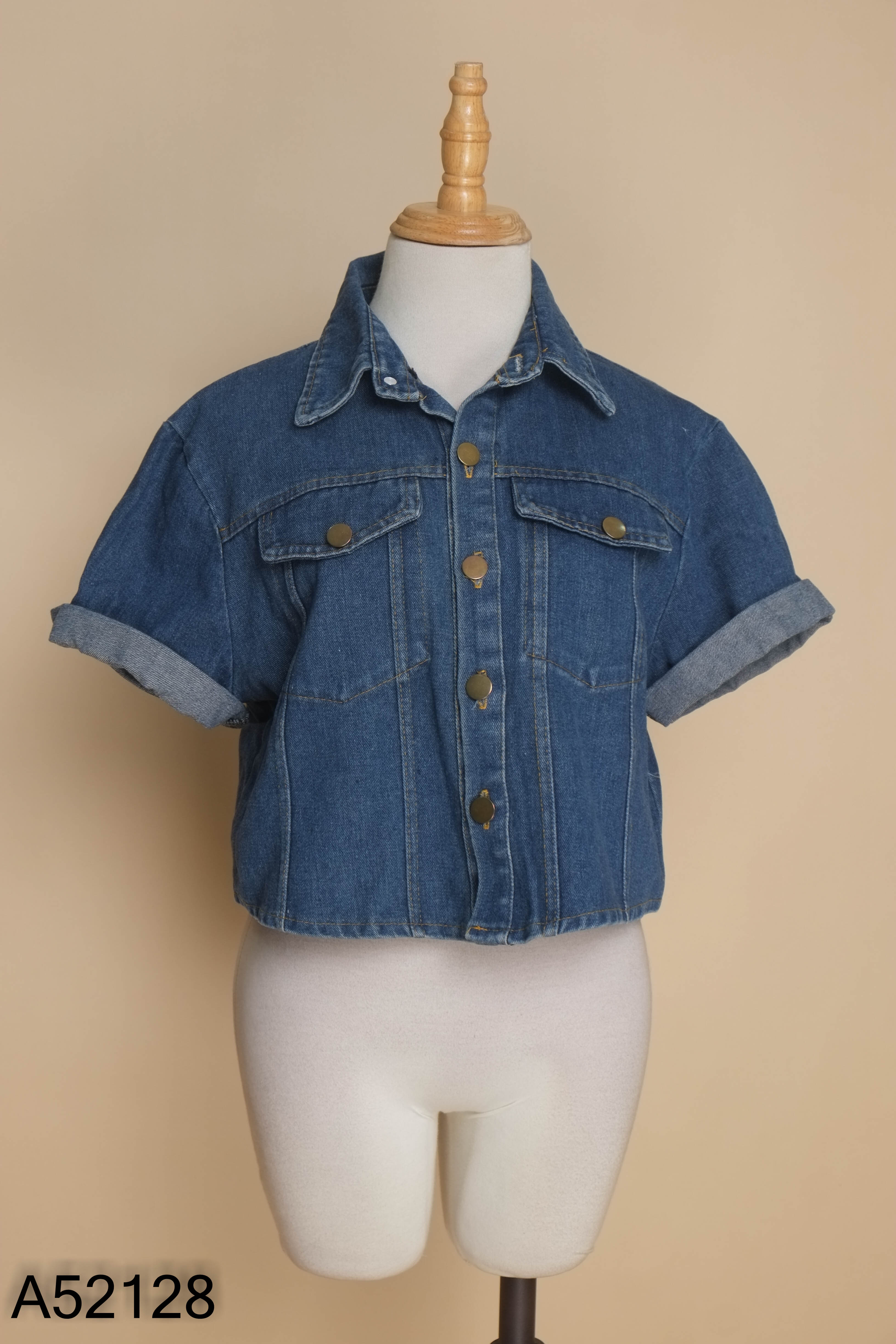 Áo jeans xanh cài khuy