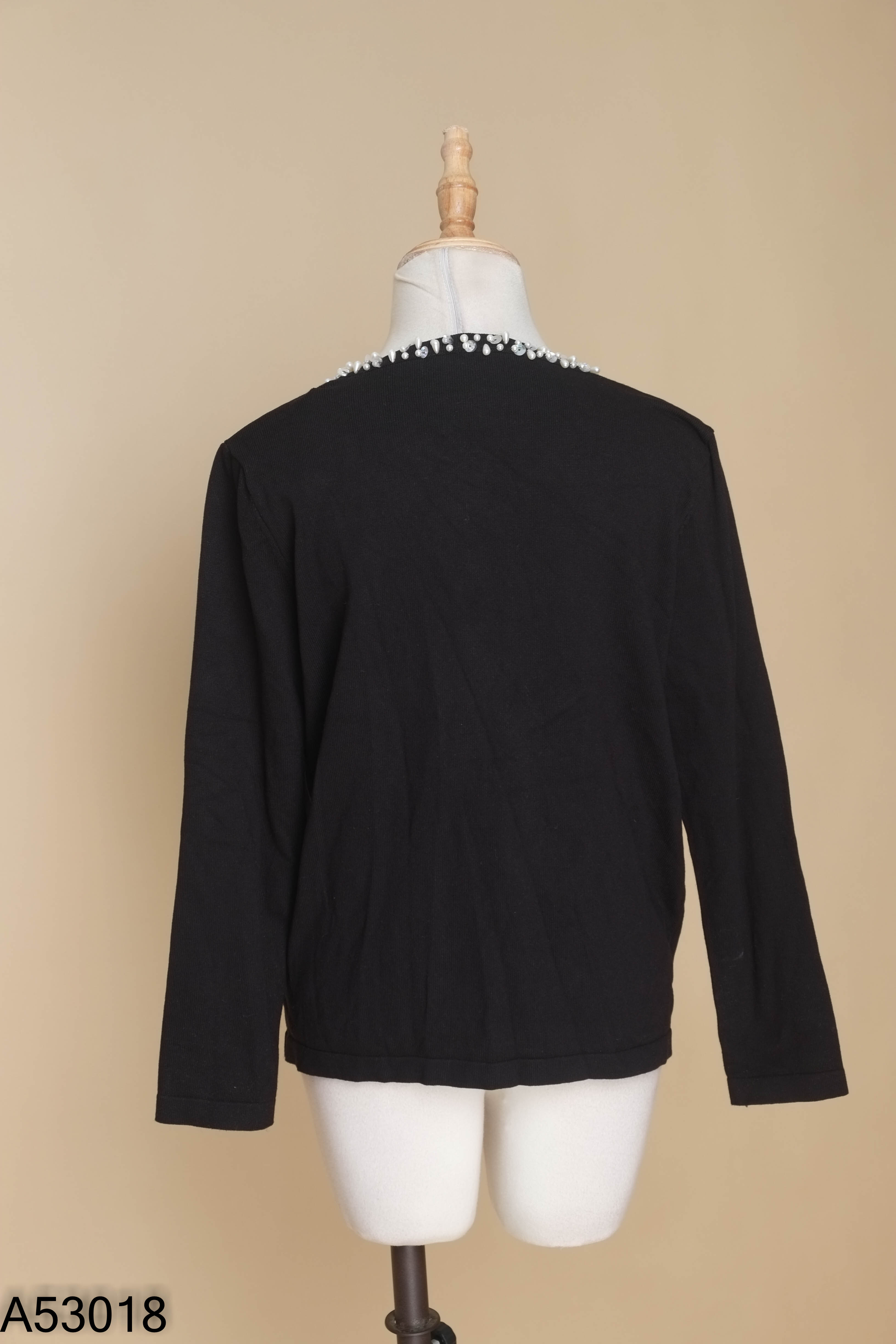 Áo cardigans đen đính ngọc
