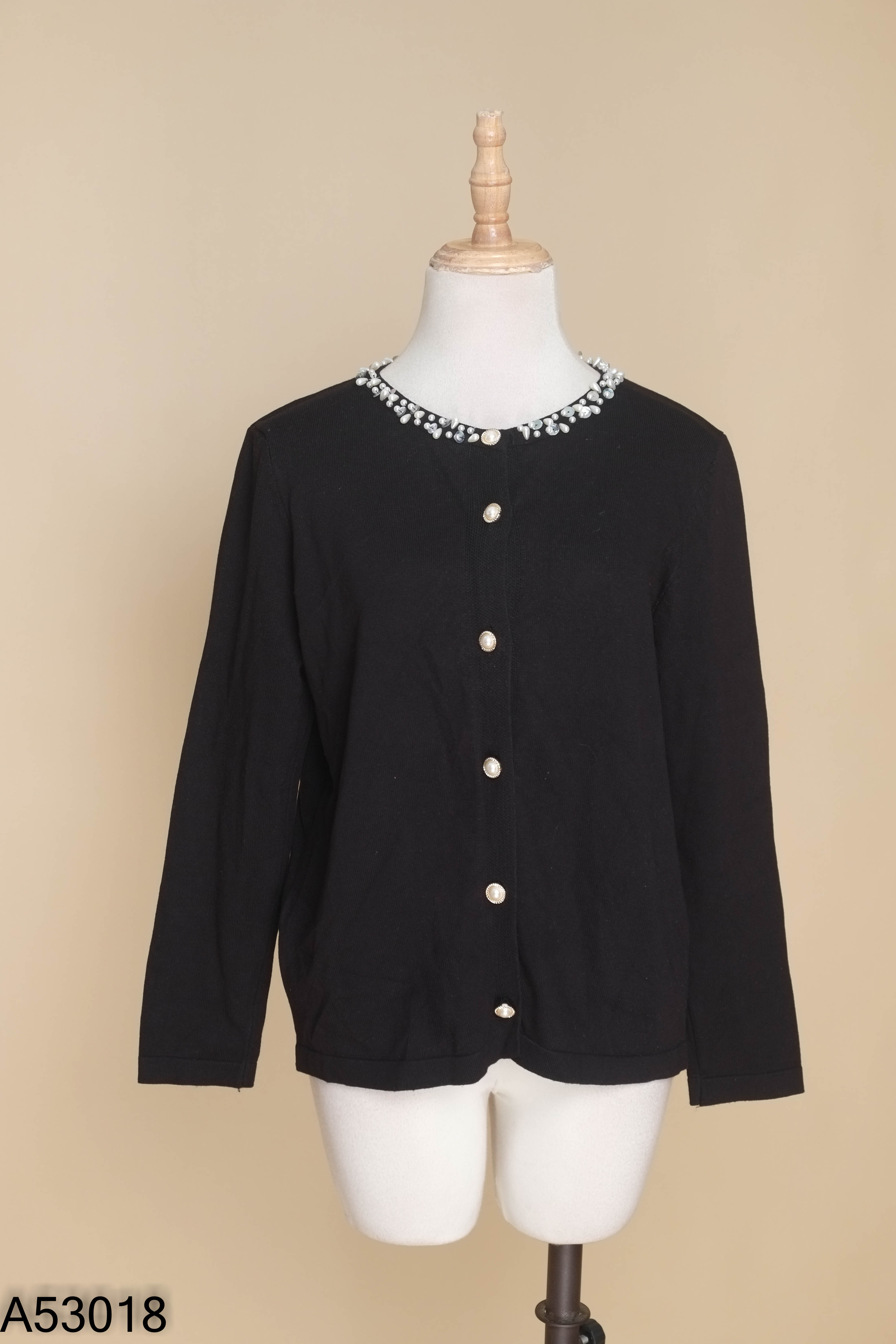 Áo cardigans đen đính ngọc