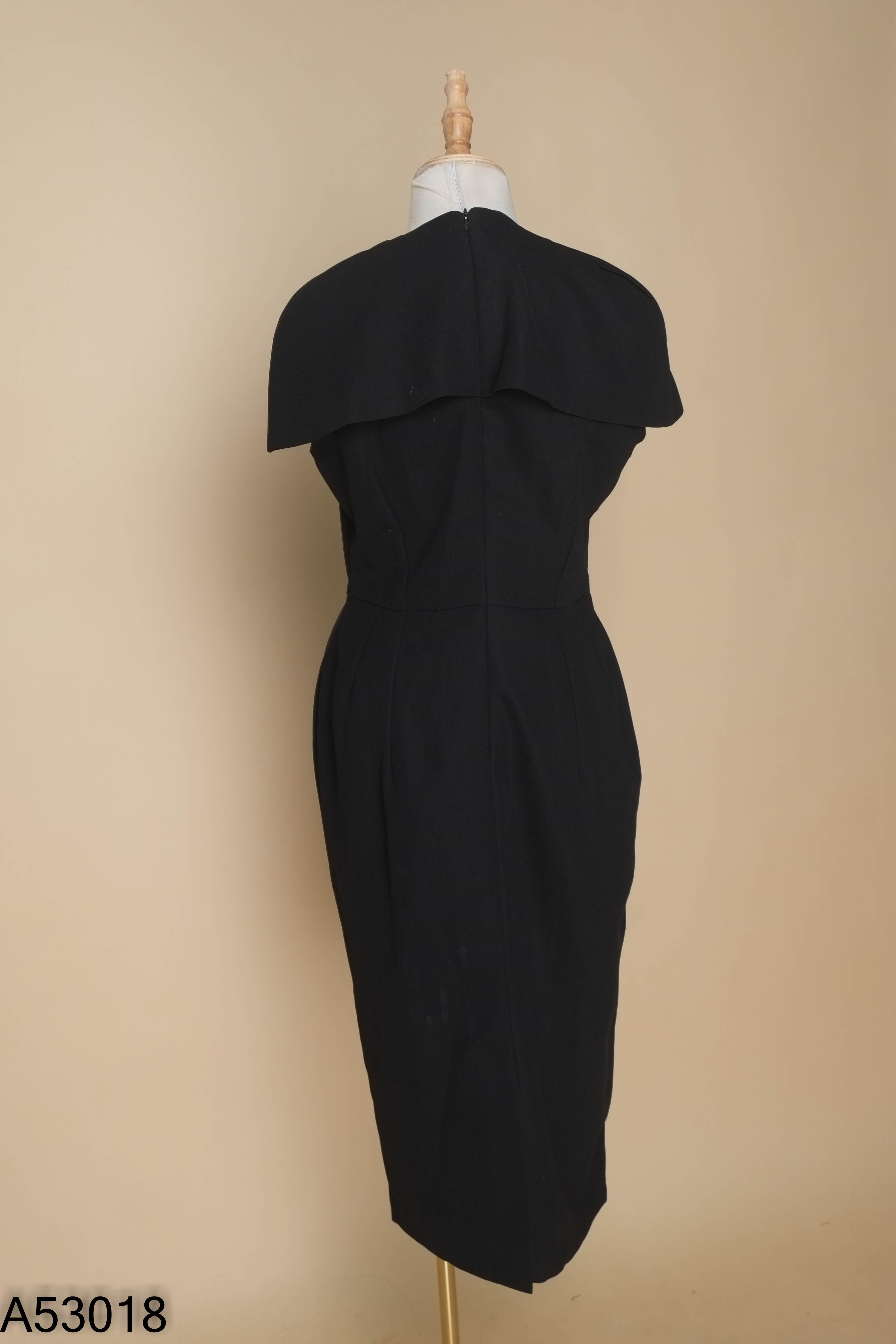 Váy GEMMI đen cổ vest