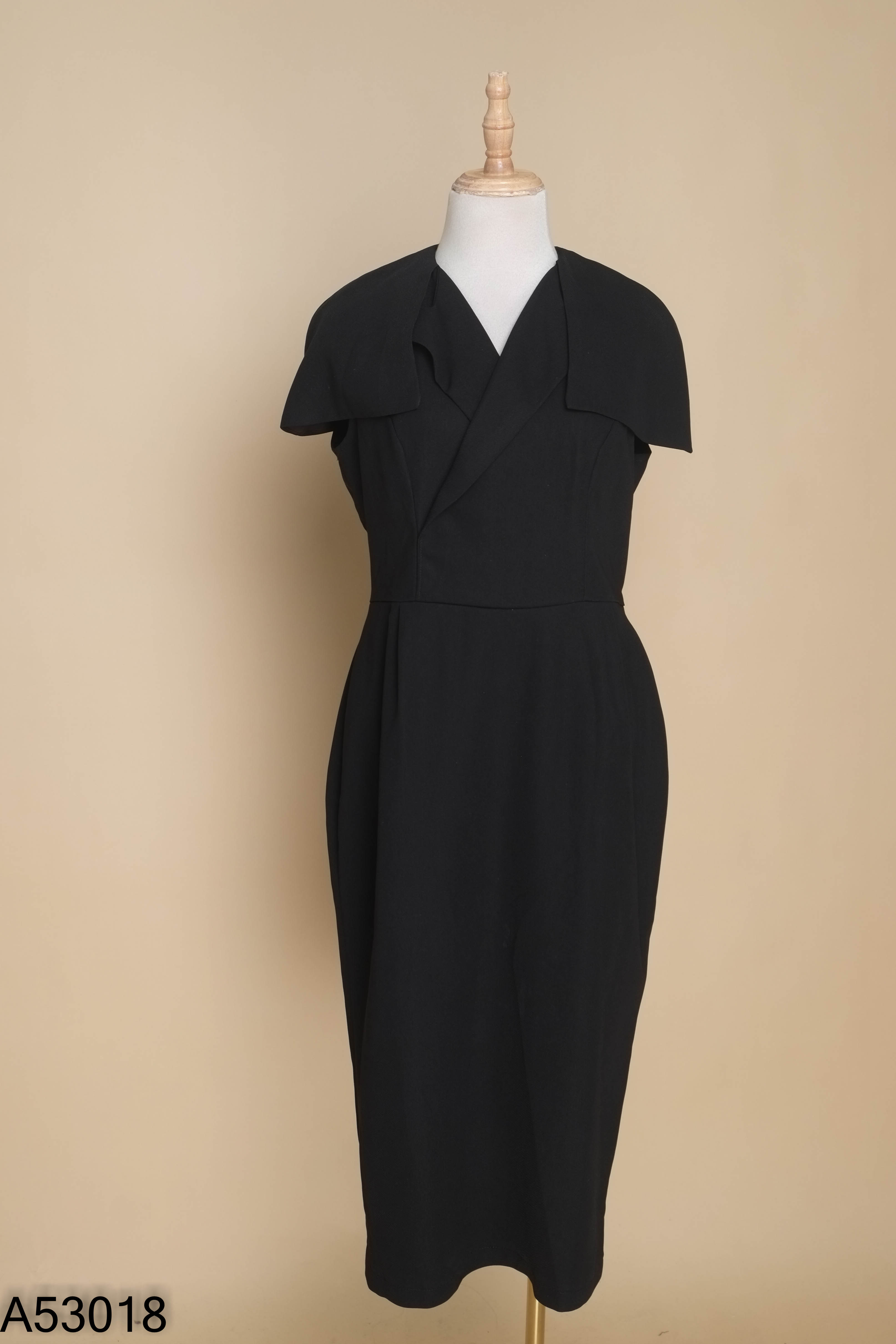 Váy GEMMI đen cổ vest