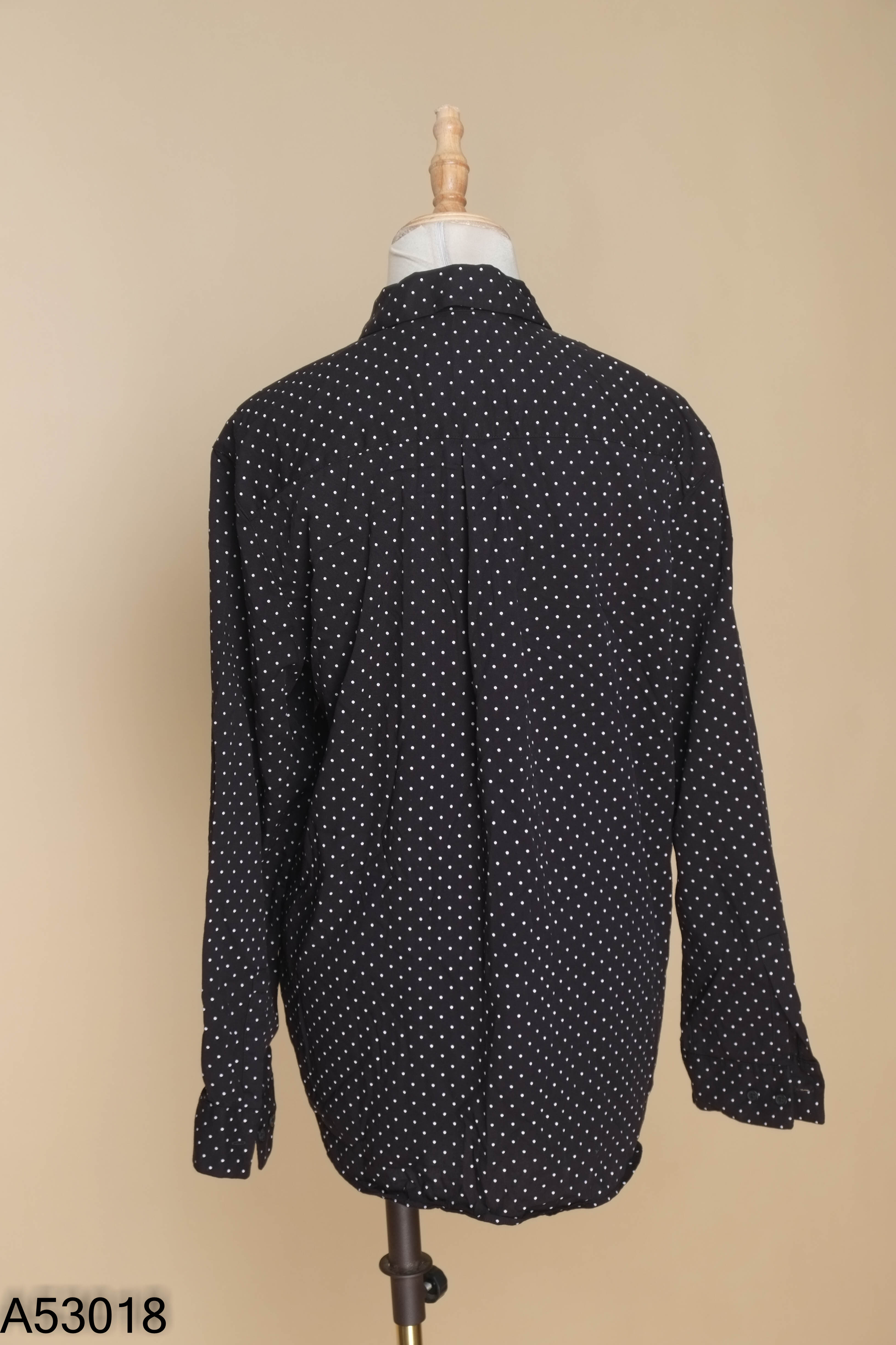 Áo sơ mi UNIQLO đen chấm bi