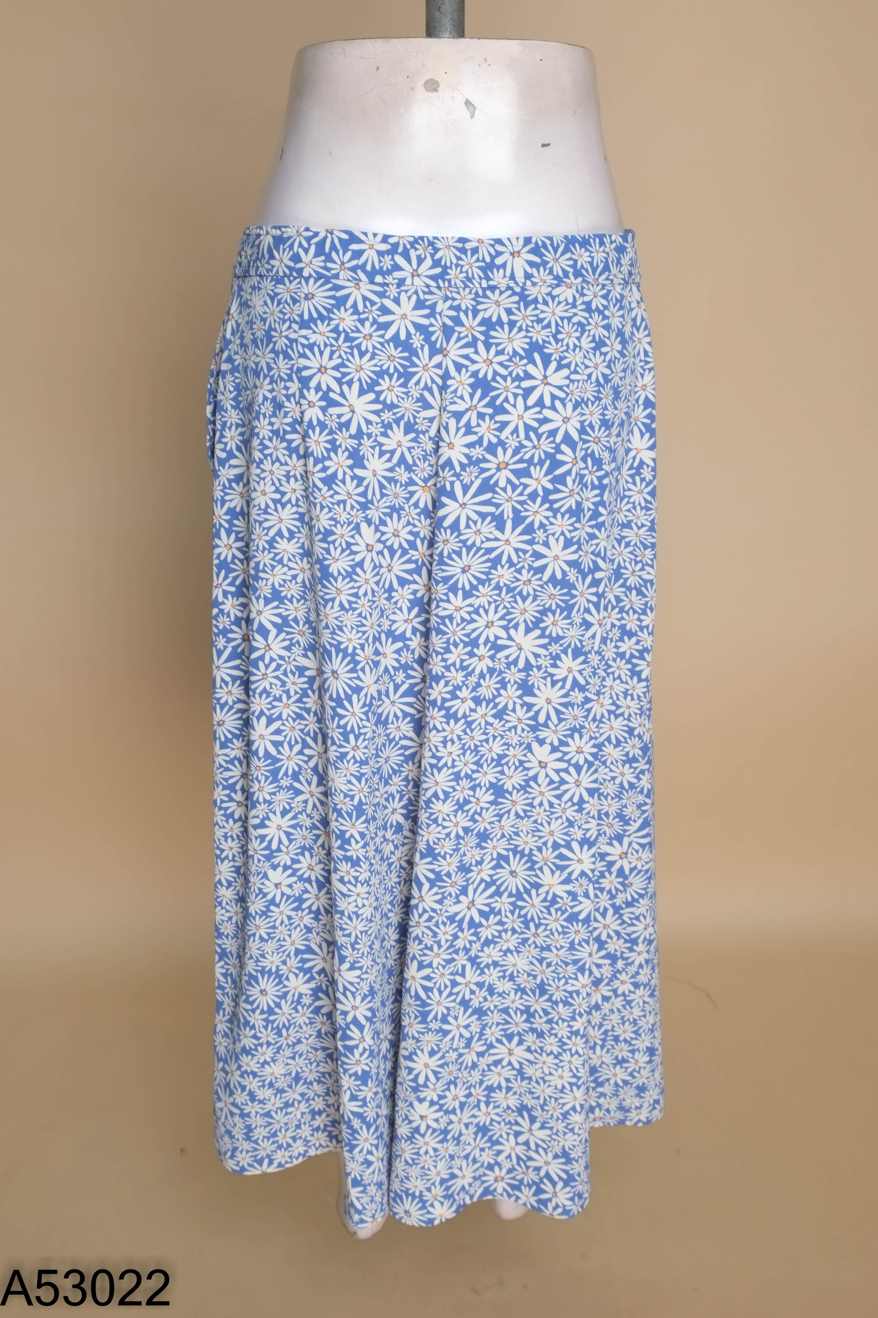 Chân váy UNIQLO xanh họa tiết hoa