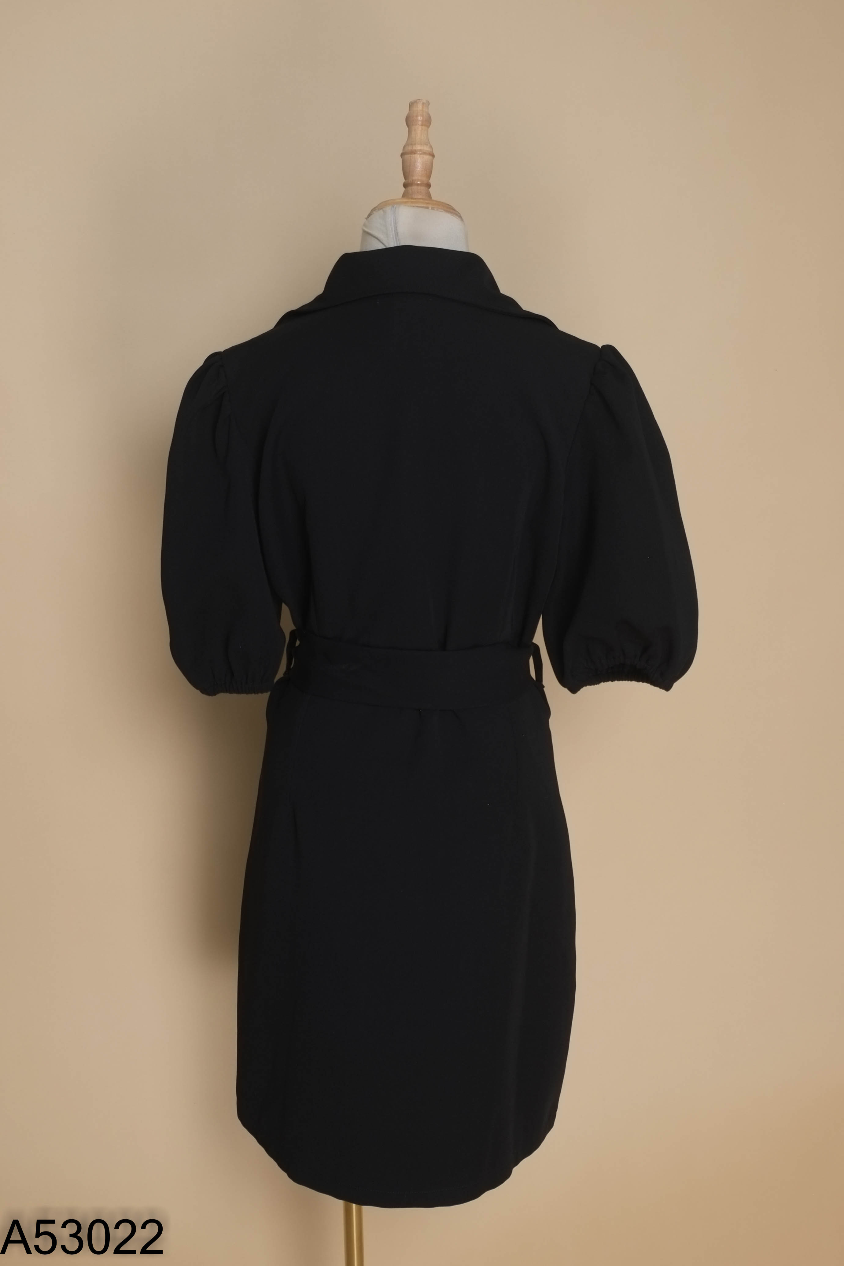 Váy đen cổ vest suông
