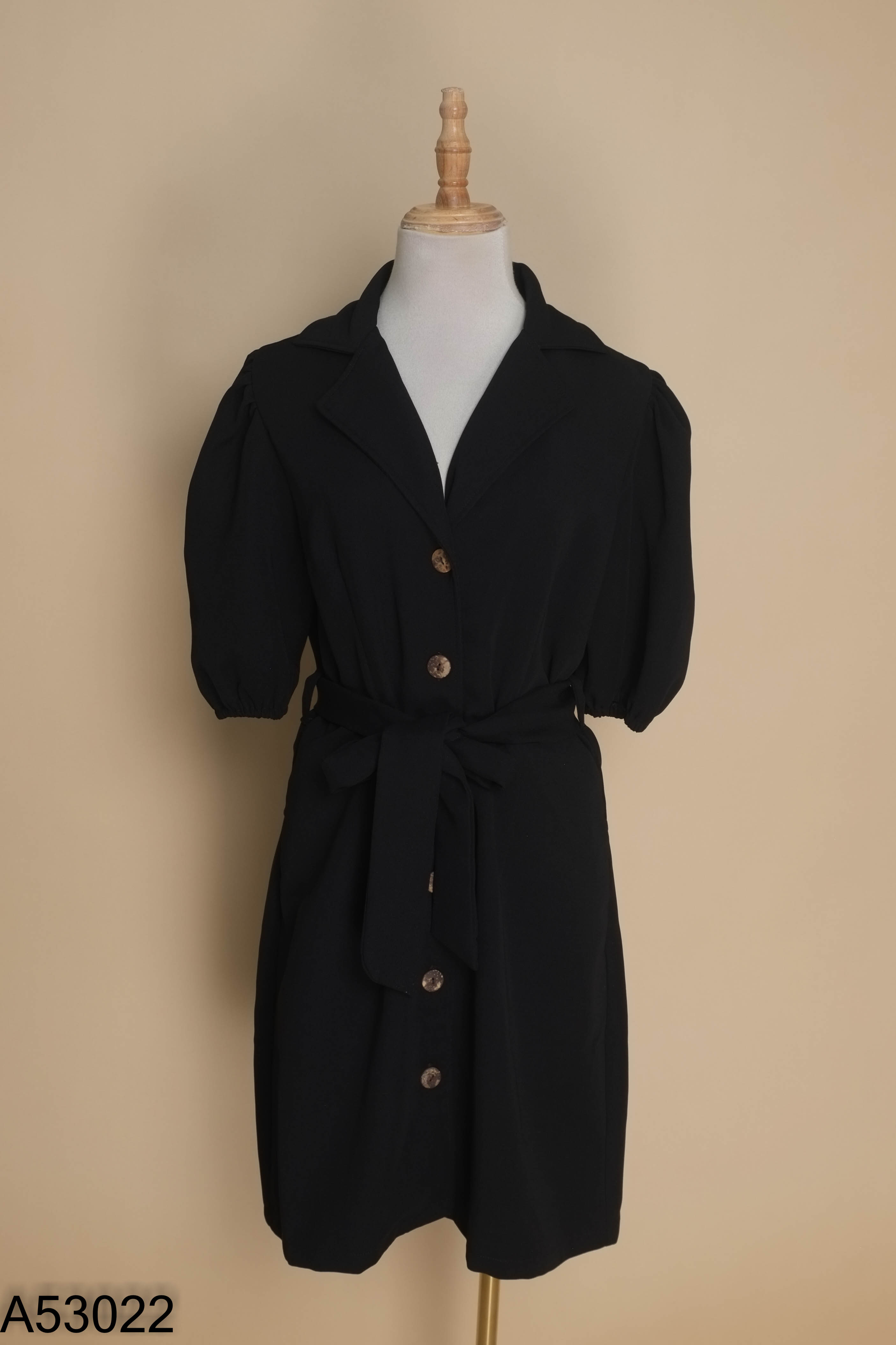 Váy đen cổ vest suông