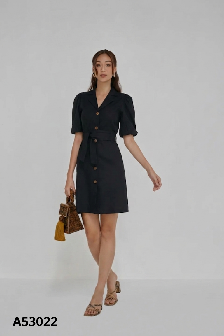 Váy đen cổ vest suông