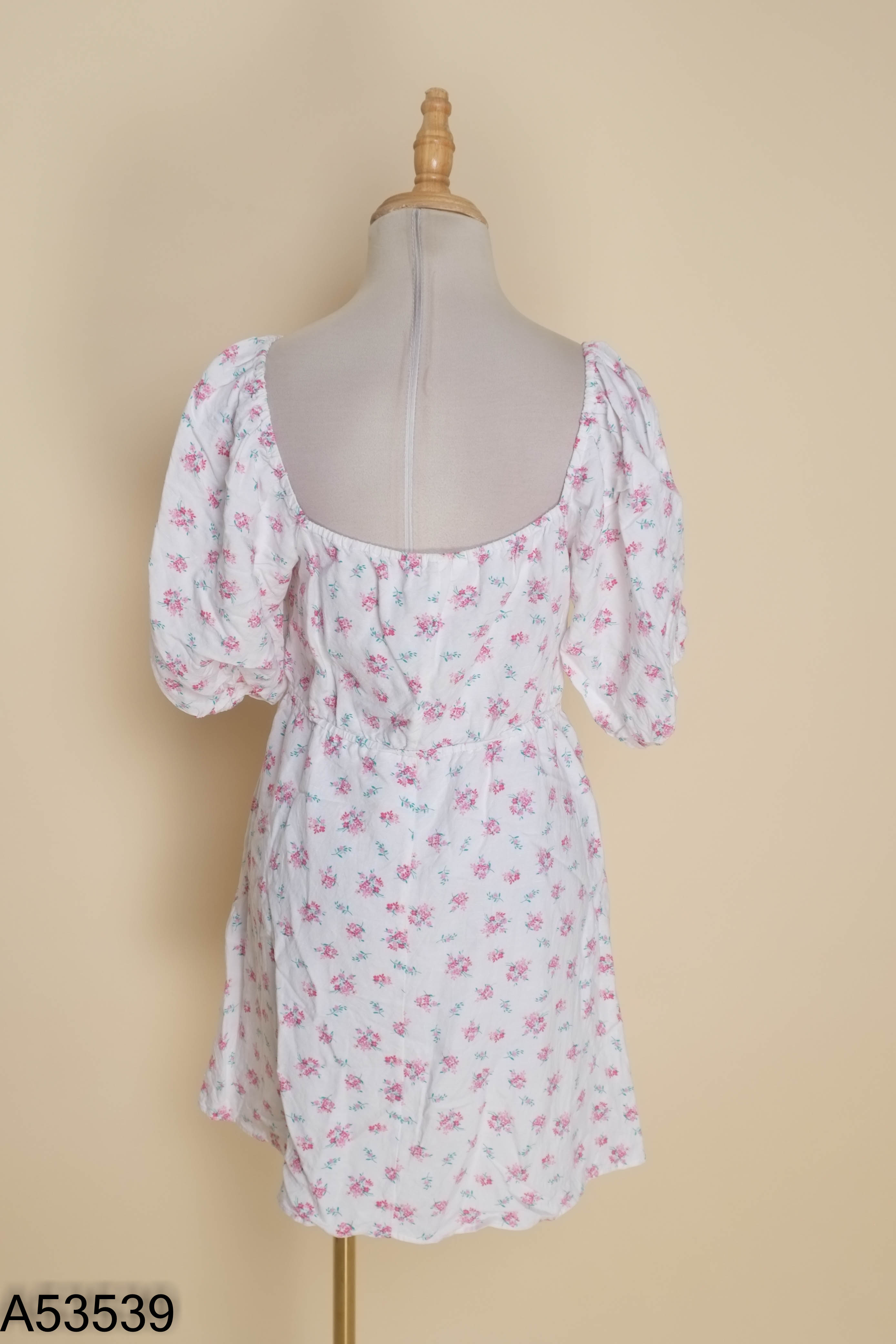 Váy trắng họa tiết hoa nhí babydoll