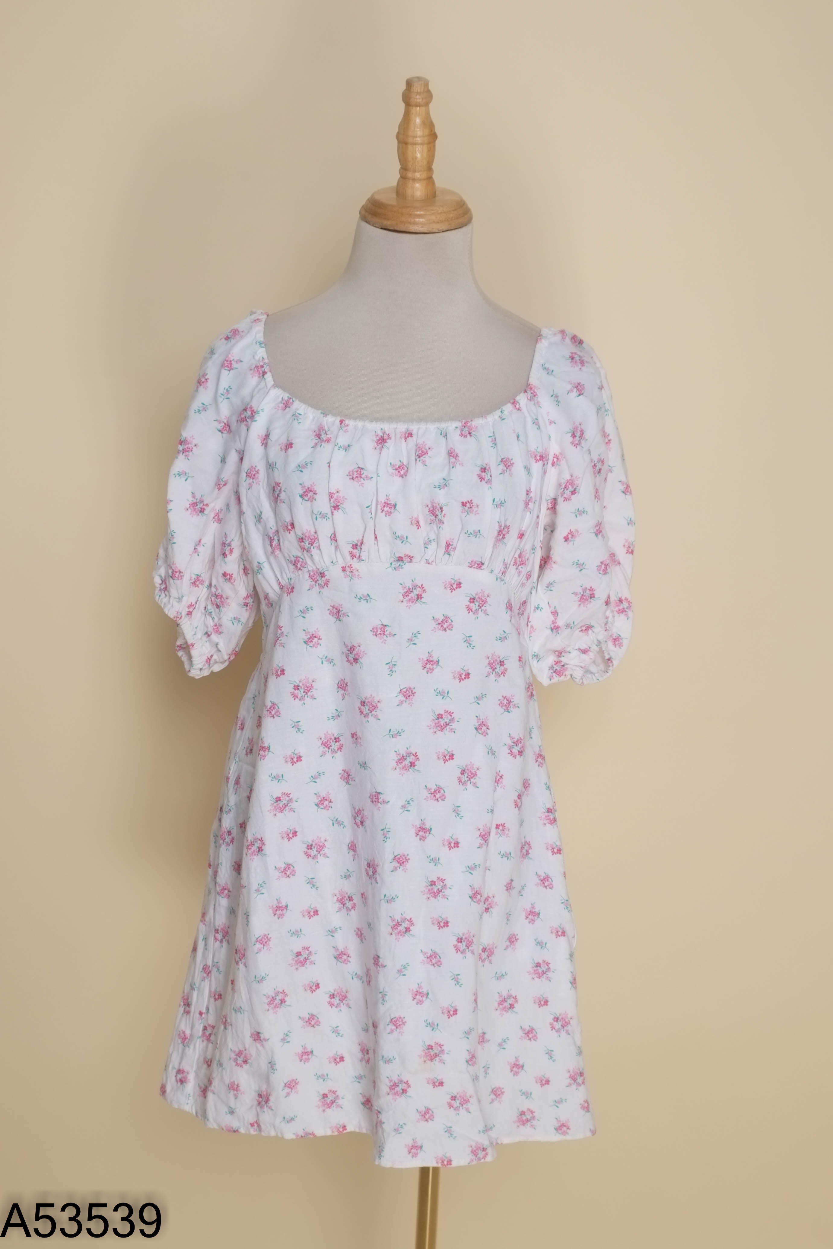 Váy trắng họa tiết hoa nhí babydoll