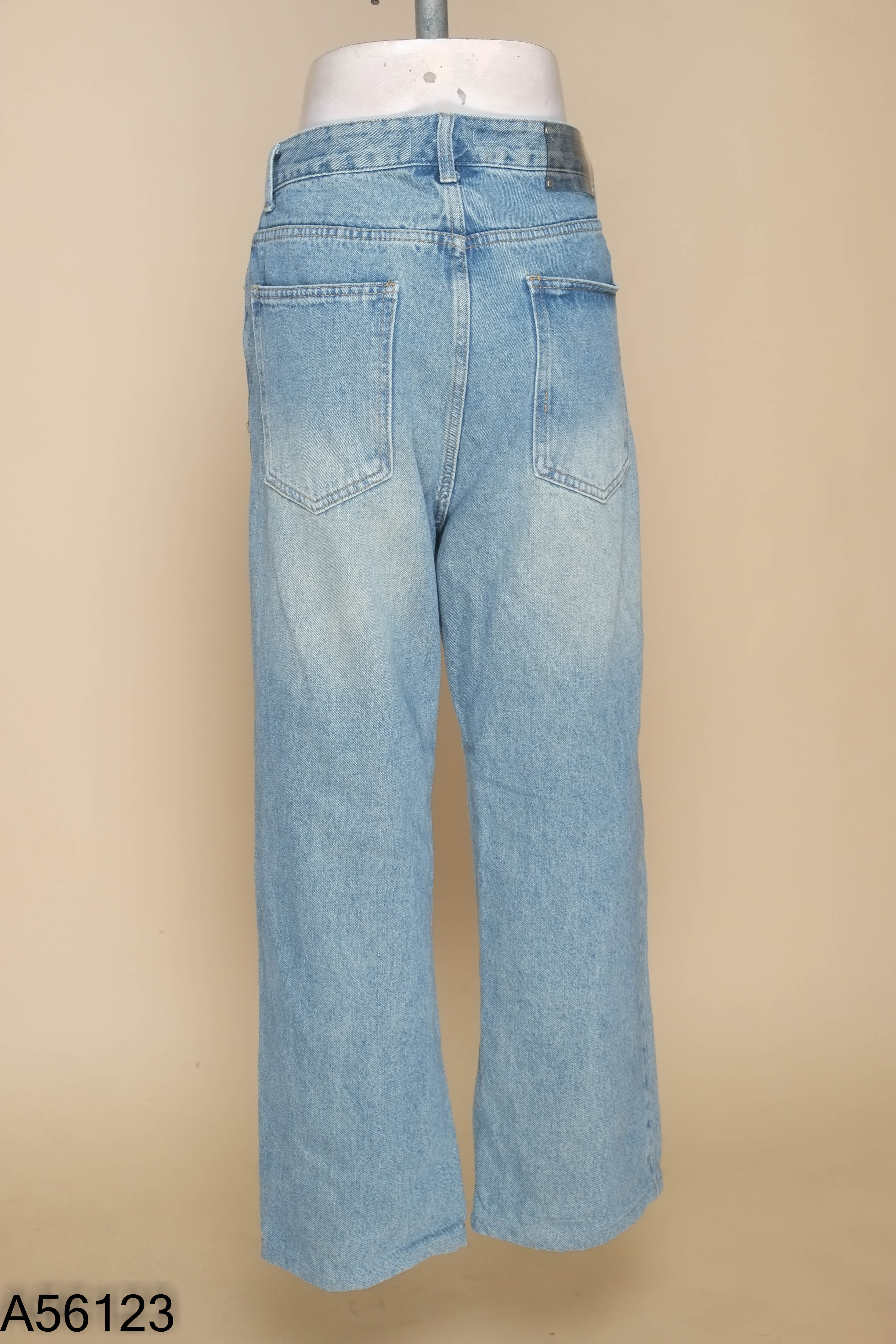 Quần jeans xanh sáng ống suông