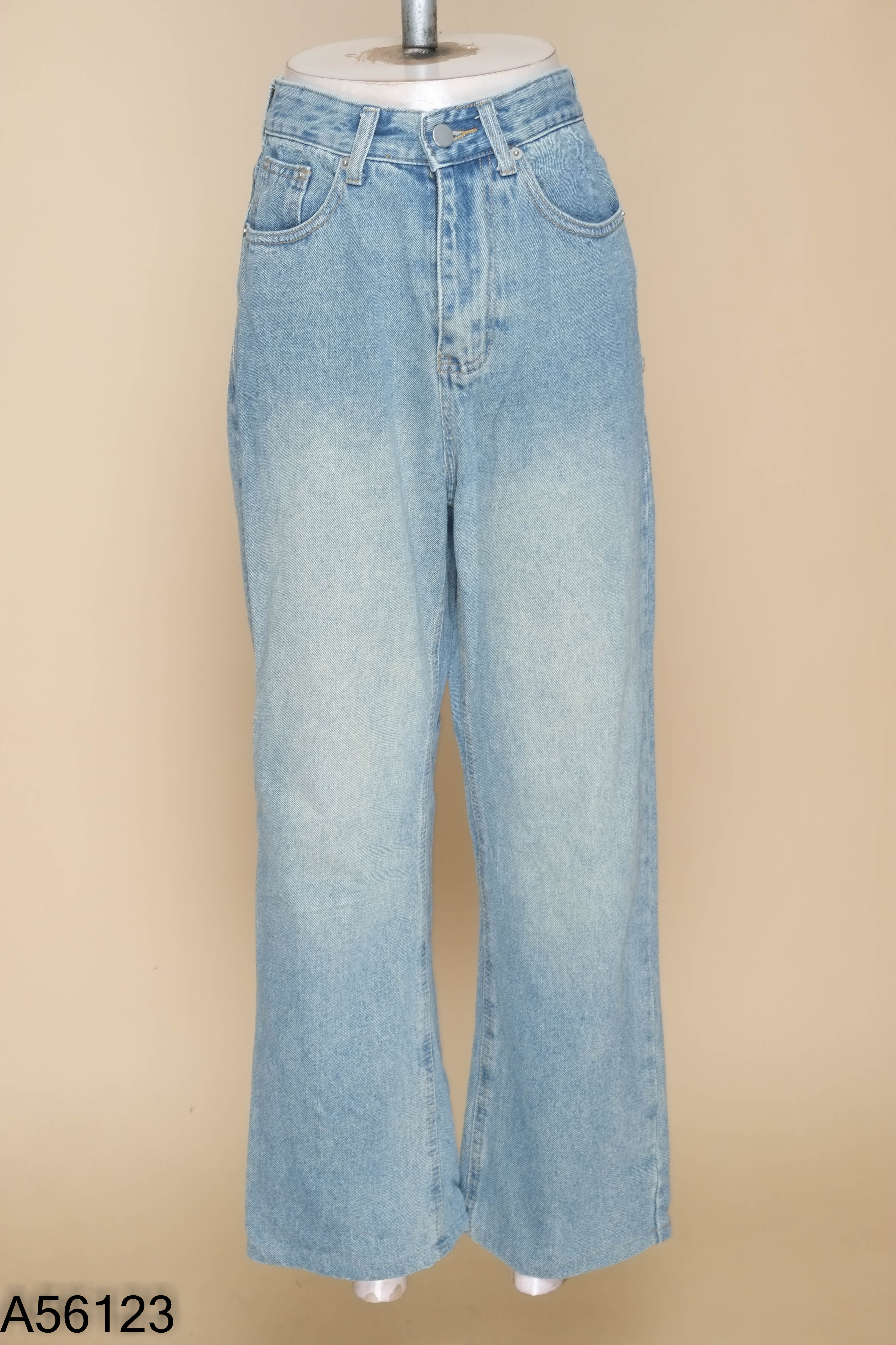 Quần jeans xanh sáng ống suông