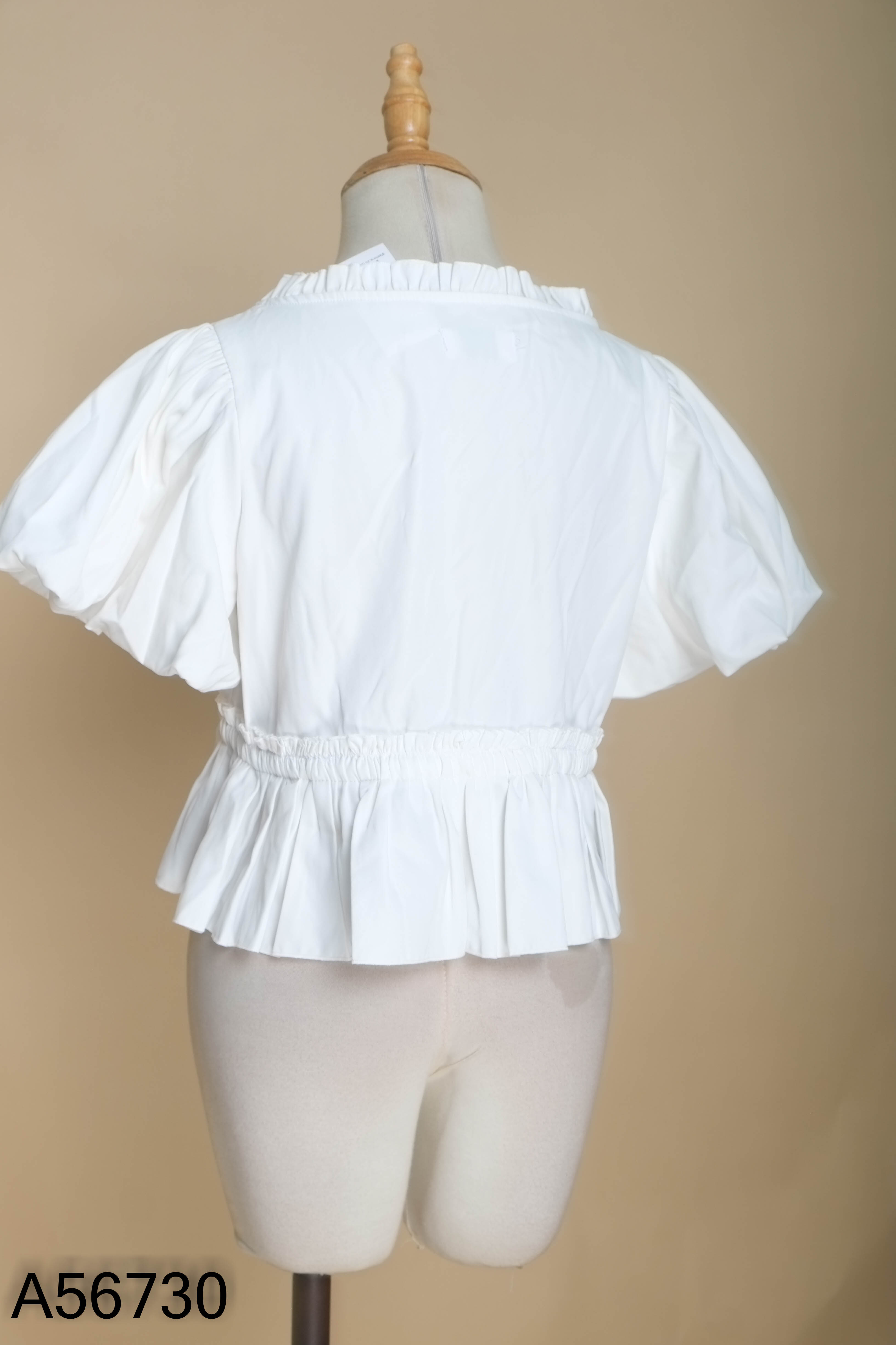 Áo kiểu trắng đính nơ