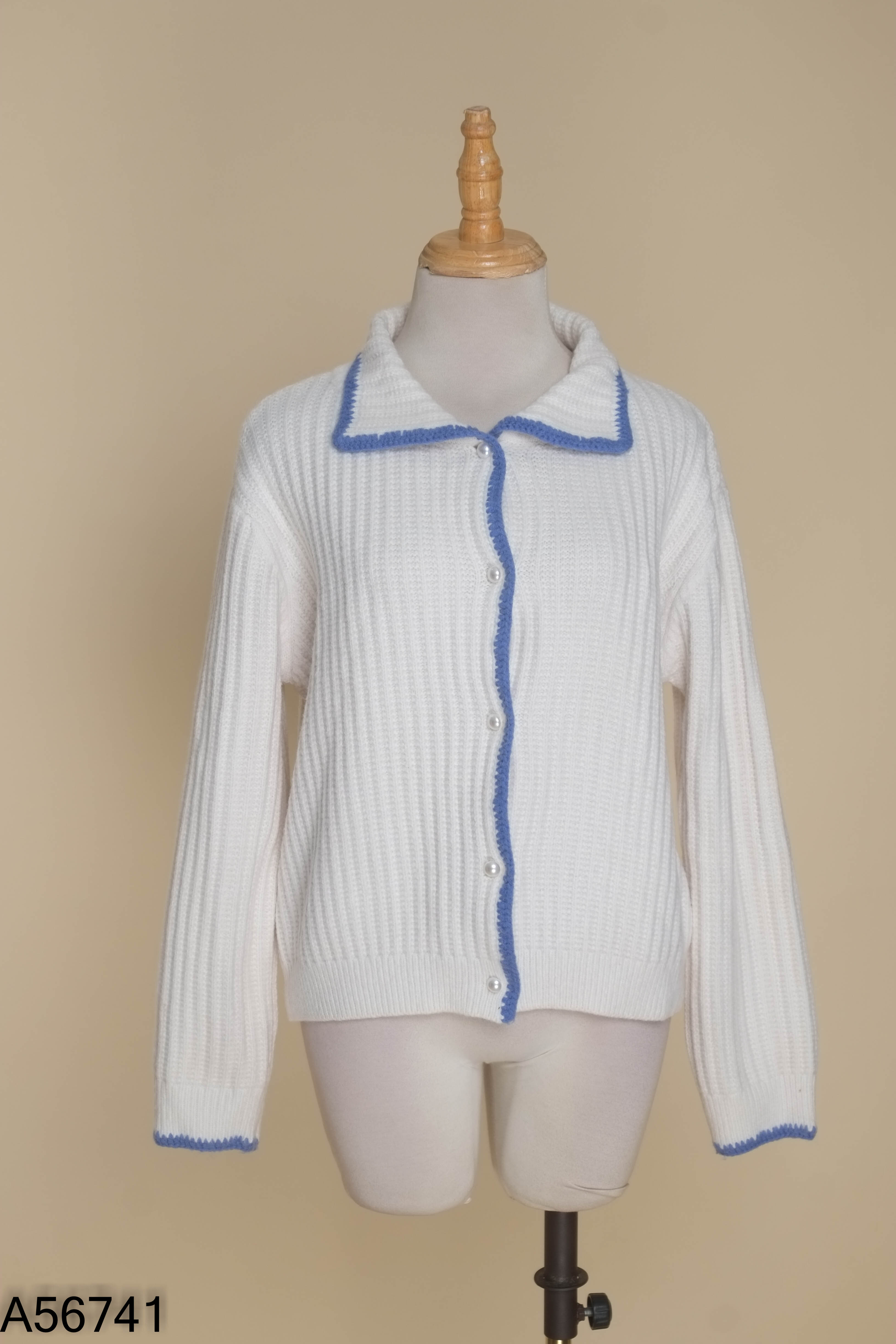Áo cardigans trắng viền xanh