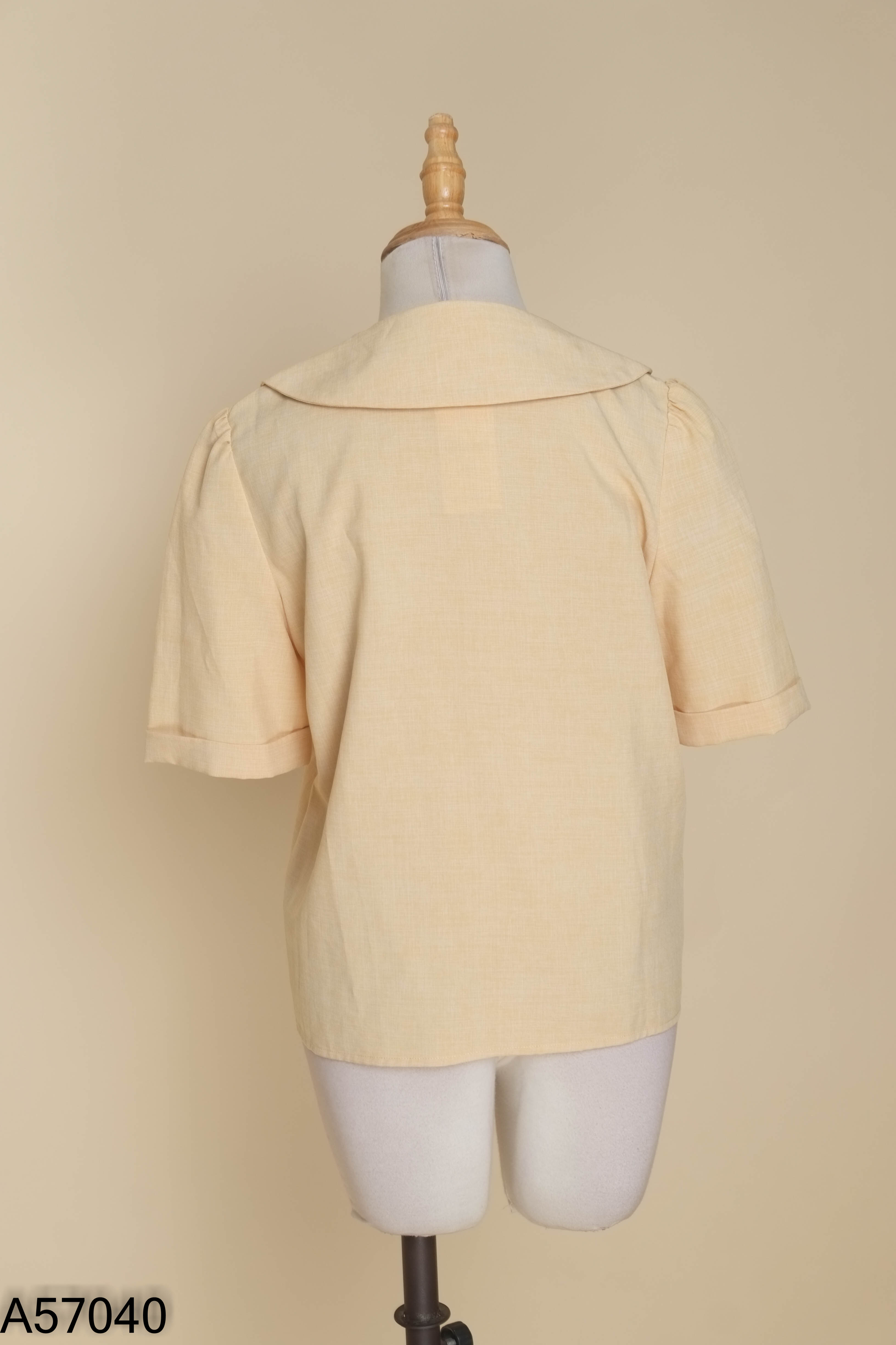 Áo vàng HSTYLE phối cúc ngọc