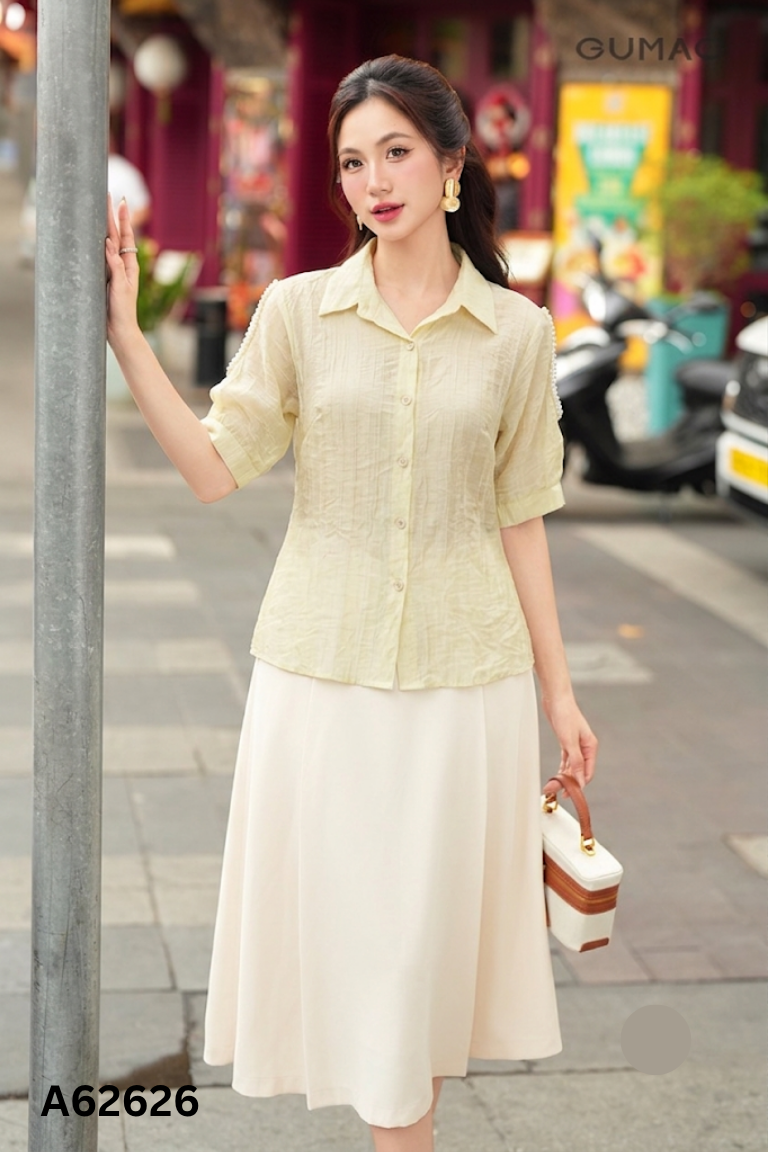 Áo sơ mi xanh đính ngọc