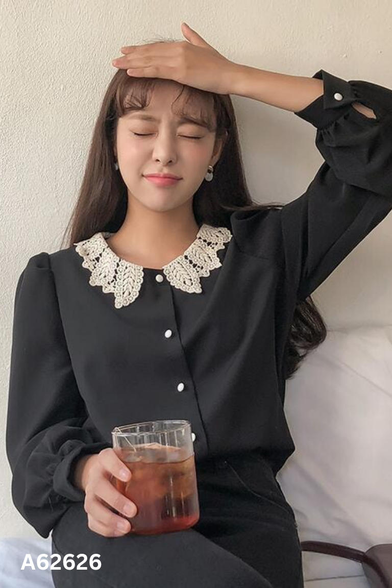 Áo sơ mi đen cổ ren be